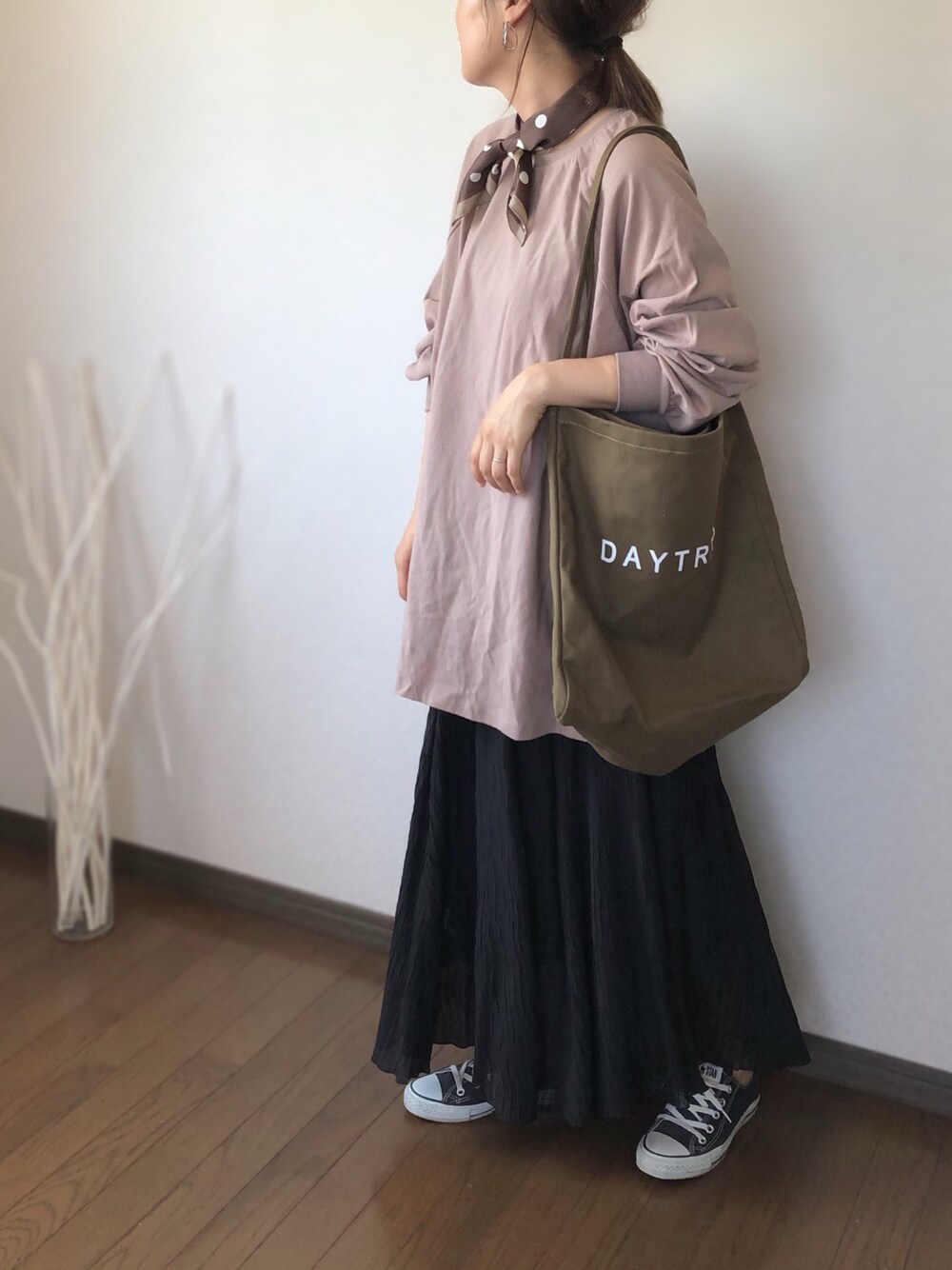 「リベリー、riberry、アントマリーズ、auntmarie's 、秋のコーデ、スカーフアレンジ、低身長、おしゃれさんと繋がりたい、ビッグシルエット」｜「Riberryのロゴビッグトート（トートバッグ、ブラウン系）」を使った、uaさん（レディース・153cm）の夏コーディネートの1枚目の写真