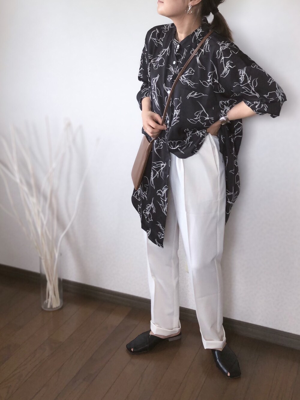 「リップスター、LIPSTAR、チャコクローゼット、chacocloset、シャツスタイル、SALON、低身長、ママコーデ、秋コーデ」｜「LIPSTARの線画花柄ブラウス（シャツ/ブラウス、ブラック系）」を使った、uaさん（レディース・153cm）の夏コーディネートの1枚目の写真