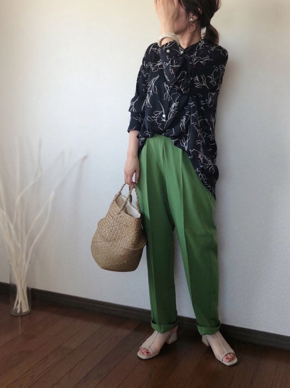 「リップスター、LIPSTAR、アプレトロ、apretro、かごバッグ、バンドカラーシャツ、VACANCY、ヴァカンシー、低身長コーデ、ママコーデ」｜「LIPSTARの線画花柄ブラウス（シャツ/ブラウス、ブラック系）」を使った、uaさん（レディース・153cm）の夏コーディネートの1枚目の写真
