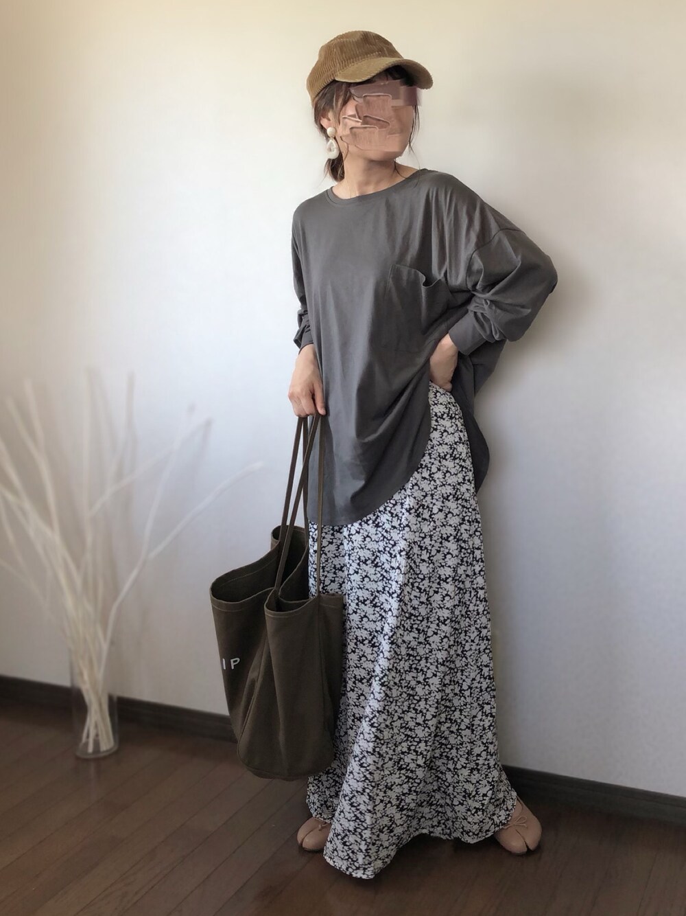 「リベリー、riberry、リップスター、LIPSTAR、Crisp、クリスプ、花柄スカート、ママコーデ、秋服準備はじめました、低身長」｜「LIPSTARのルーズポケット付きカットソー（Tシャツ/カットソー、ブラック系）」を使った、uaさん（レディース・153cm）の秋コーディネートの1枚目の写真