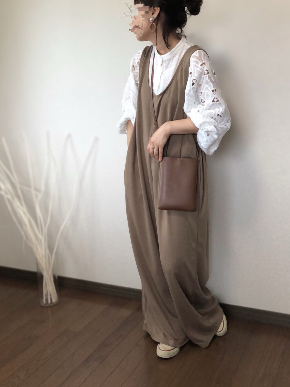 「アンブルネージュ、AmbreNeige、おしゃれさんと繋がりたい、アンティローザホリデー、arholiday、ショルダーバッグ、オールインワン、低身長コーデ、ママコーデ、秋のコーデ」｜「CLEAのPU スクエア ミニ ポシェット（ショルダーバッグ、ホワイト系）」を使った、uaさん（レディース・153cm）の秋コーディネートの1枚目の写真