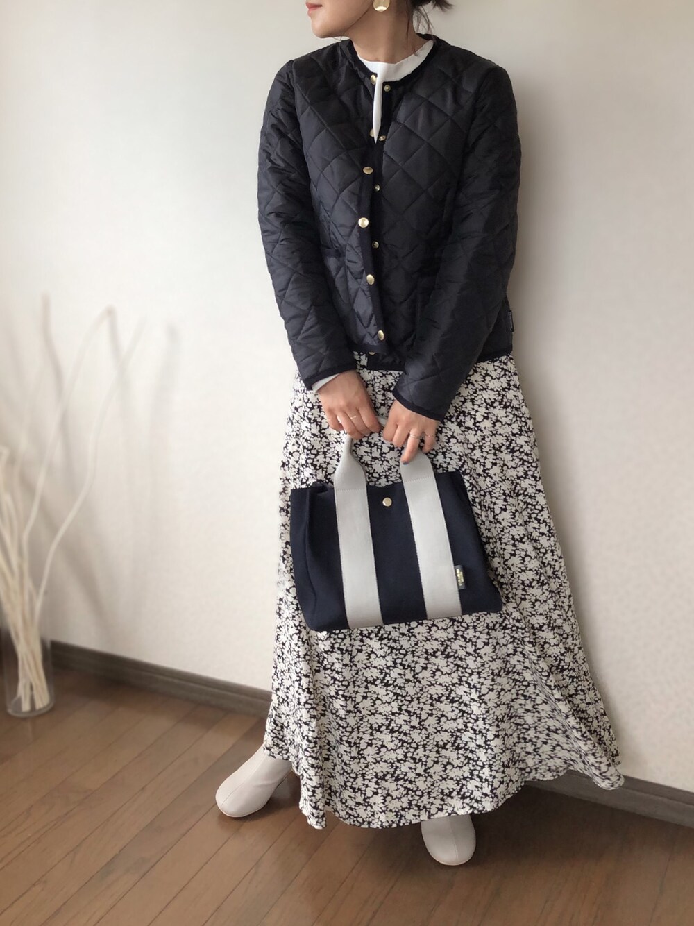 「Traditional Weatherwear、トラディショナルウェザーウエア、Crisp、クリスプ、センスオブプレイス、SENSEOFPLACE、ショートブーツ、秋のマイ旬スタイル、フラワースカート、アプレトロ」｜「Traditional WeatherwearのARKLEY（ノーカラージャケット、ブルー系）」を使った、uaさん（レディース・153cm）の秋コーディネートの1枚目の写真