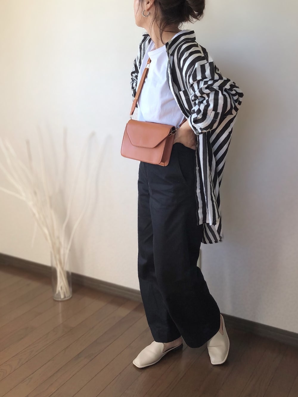 ホワイト系のTシャツ/カットソー、ブラック系のシャツ/ブラウス、ブルー系のチノパンツを着用したレディースの秋コーディネートの1枚目の写真