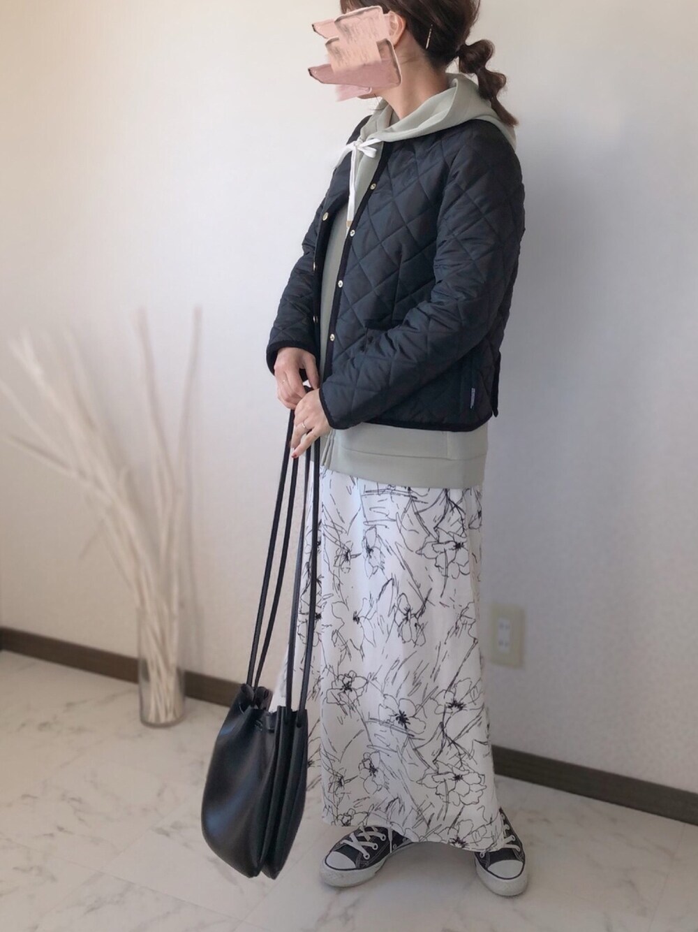 「アンフィールド、UNFIELD、Traditional Weatherwear、トラディショナルウェザーウエア、MATCH&more、パーカー、オトナカジュアル、低身長コーデ、ロングスカート、コンバース」｜「MATCH&moreのダンボールニットZIPパーカー（パーカー、グリーン系）」を使った、uaさん（レディース・153cm）の秋コーディネートの1枚目の写真