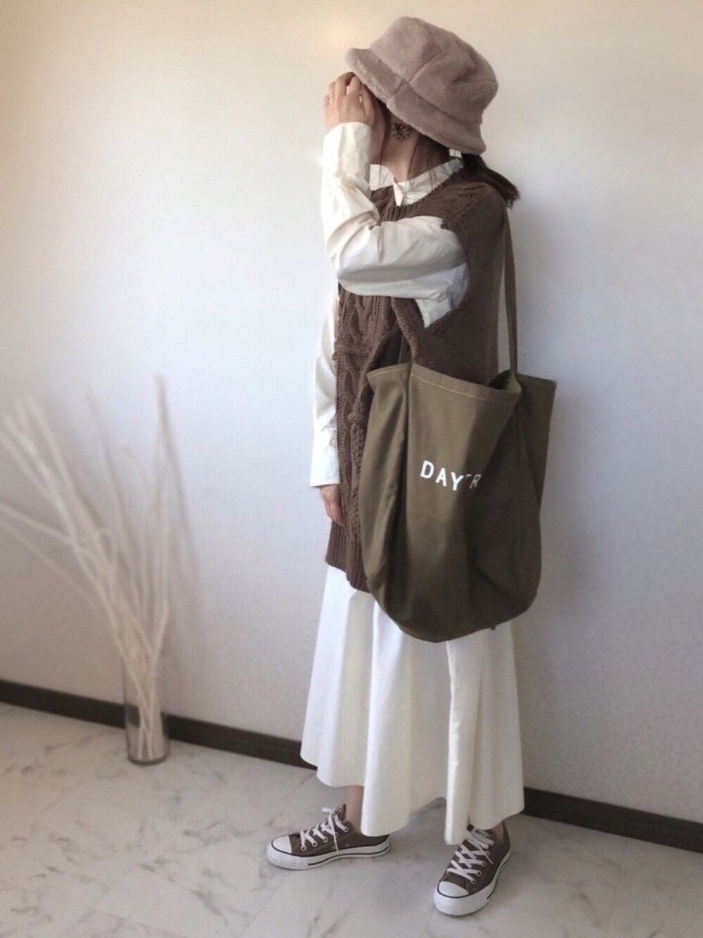 「低身長コーデ、秋コーデ、ポルカドット、polcadot、アンドアール、andr、アントマリーズ、auntmarie's 、ワントーンコーデ、ニットベスト」｜「polcadotのBORE HAT/ファーハット（ハット、ベージュ系）」を使った、uaさん（レディース・153cm）の秋コーディネートの1枚目の写真