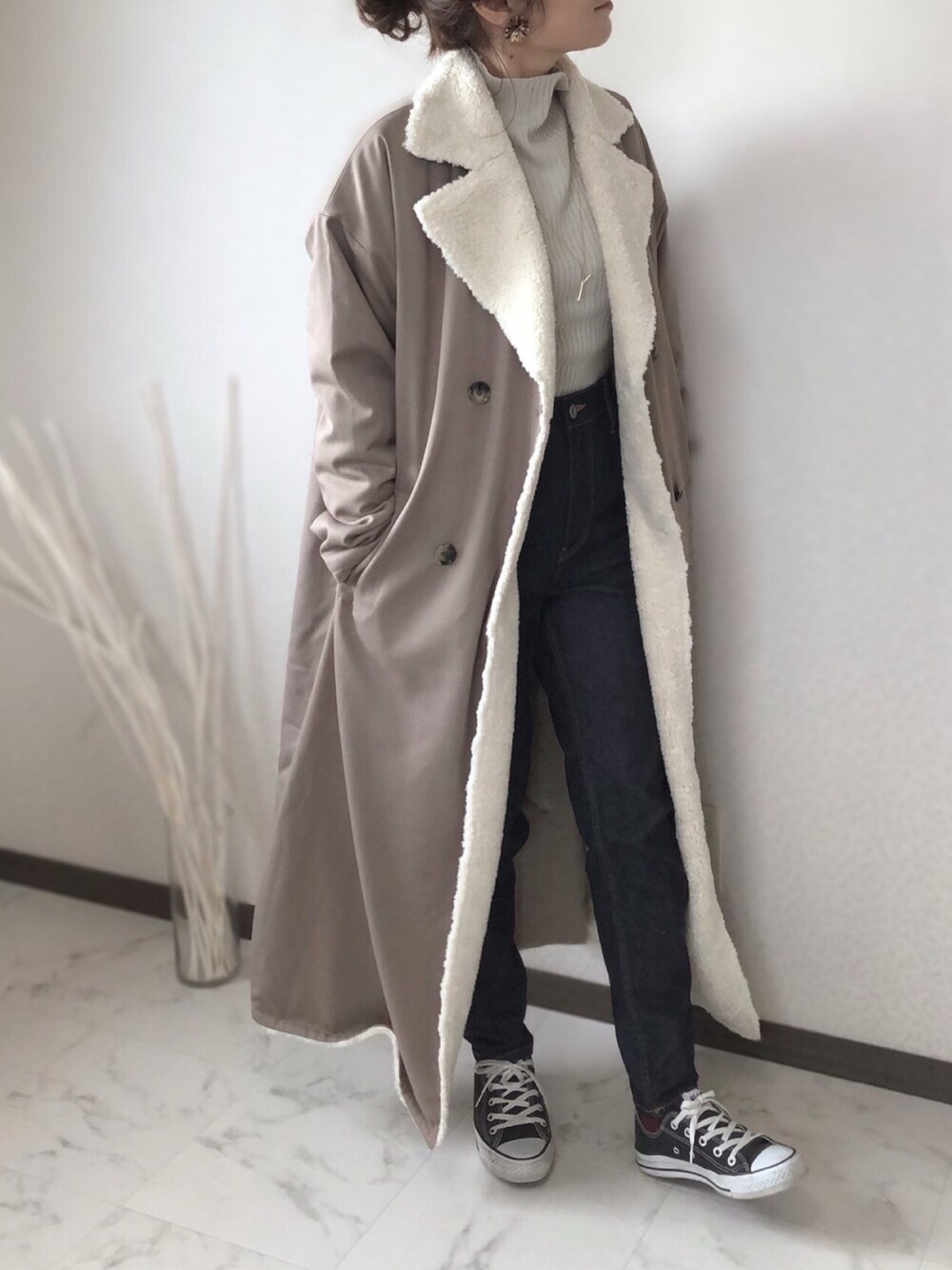 「EMMA  CLOTHES、Emma、エマクローズ、サニーレーベル、Sonny　Label、SALON、apretro、ボアコート、リバーシブルコート、大人カジュアル」｜「URBAN RESEARCH Sonny Labelのマムデニム（デニムパンツ、ブルー系）」を使った、uaさん（レディース・153cm）の秋コーディネートの1枚目の写真