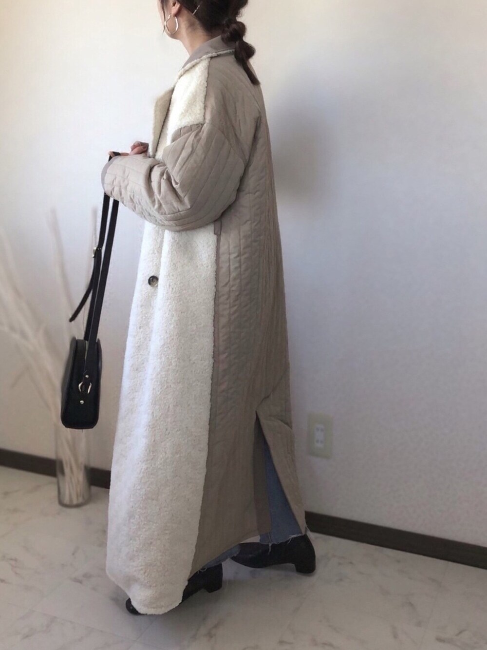「ファーコート、Emma、EMMA  CLOTHES、エマクローズ、大人カジュアル、ロングコート、冬コーデ、ショートブーツ、ママコーデ、キルティングコート」｜「CANAL JEANのvia j(ヴィアジェイ) カットオフデニムパンツ（デニムパンツ、ブルー系）」を使った、uaさん（レディース・153cm）の秋コーディネートの1枚目の写真