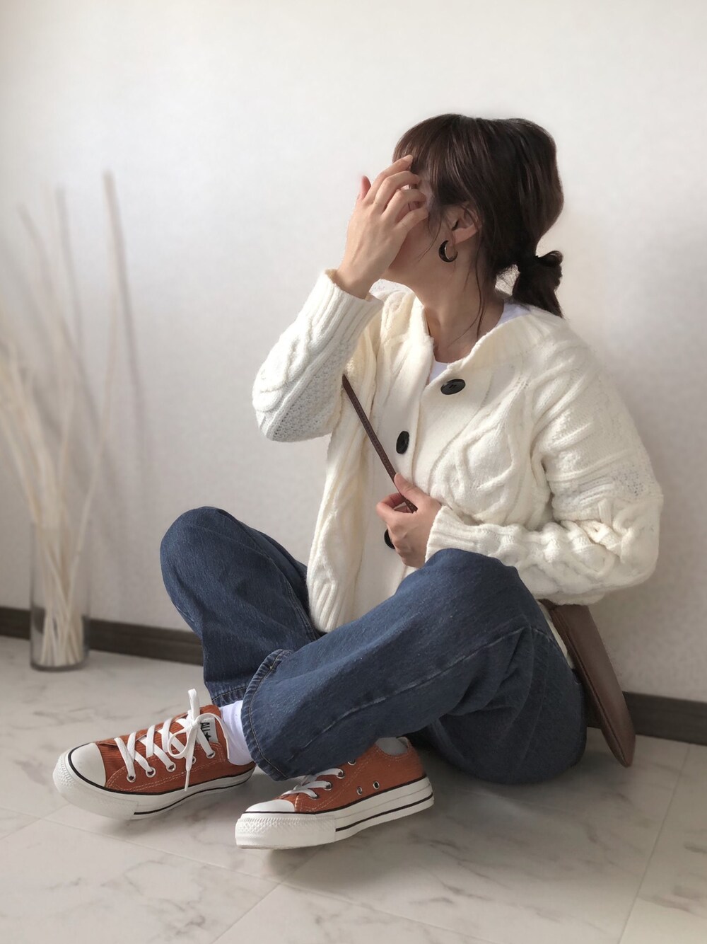 「大人カジュアル、ニットカーディガン、meemselect、コンバース、低身長、ケーブルニット、ママファッション、ショルダーバッグ」｜「me+em selectのラウンドネックニットカーディガン（カーディガン/ボレロ、ホワイト系）」を使った、uaさん（レディース・153cm）の秋コーディネートの1枚目の写真