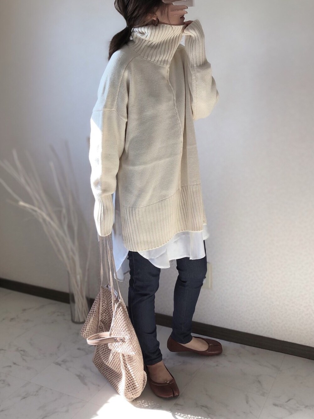「Ciena、シエナ、LEE、EDWIN、パピヨネ(PAPILLONNER)、PAPILLONNER(PAPILLONNER)、ハイネックニット、パンツスタイル、大人カジュアル」｜「CIENAの入荷！！【CIENA】サイドスリットタートルネックニットプルオーバー（ニット/セーター、ホワイト系）」を使った、uaさん（レディース・153cm）の秋コーディネートの1枚目の写真