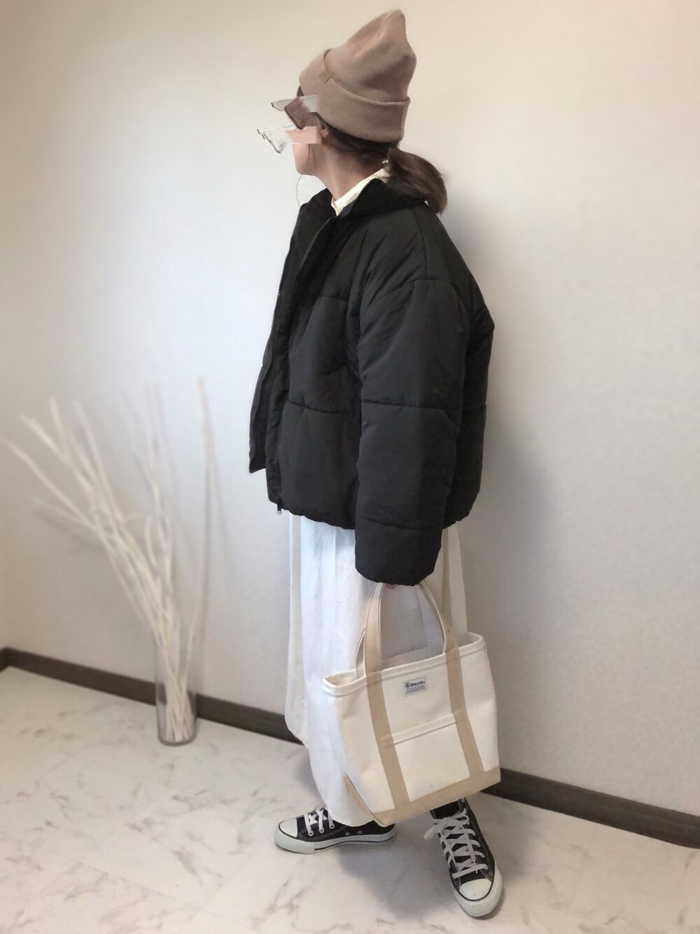 「チャコクローゼット、chacocloset、アンドアール、andr、ポルカドット、polcadot、大人カジュアル、シャツワンピ、ニット帽、ハイカットスニーカー」｜「polcadotのSIMPLE WATCH /シンプル リブニットキャップ（ニットキャップ/ビーニー、ベージュ系）」を使った、uaさん（レディース・153cm）の秋コーディネートの1枚目の写真