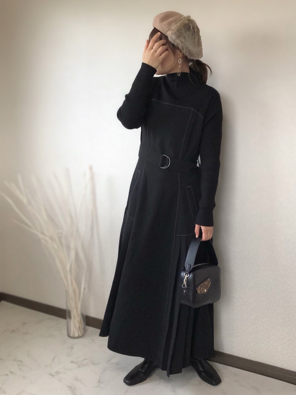 「kicuri、きくりふく、polcadot、ポルカドット、ベレー帽、PAPILLONNER(PAPILLONNER)、ドッキングワンピ、モノトーン、大人コーデ、ブラック」｜「polcadotのバスクファーベレー帽（ハンチング/ベレー帽、ベージュ系）」を使った、uaさん（レディース・153cm）の秋コーディネートの1枚目の写真