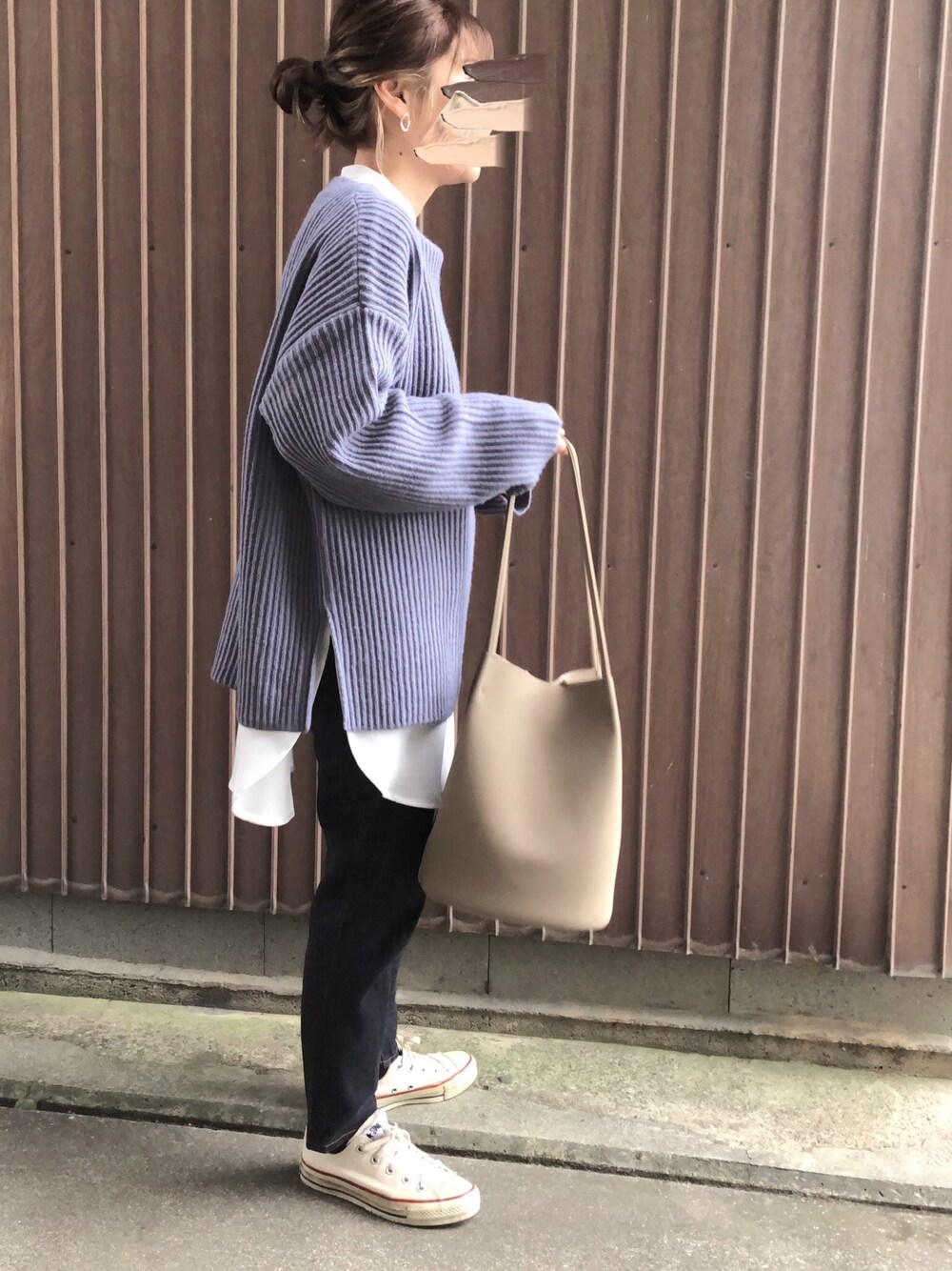 ブルー系のニット/セーター、ホワイト系のシャツ/ブラウス、ブルー系のデニムパンツを着用したレディースの秋コーディネートの1枚目の写真