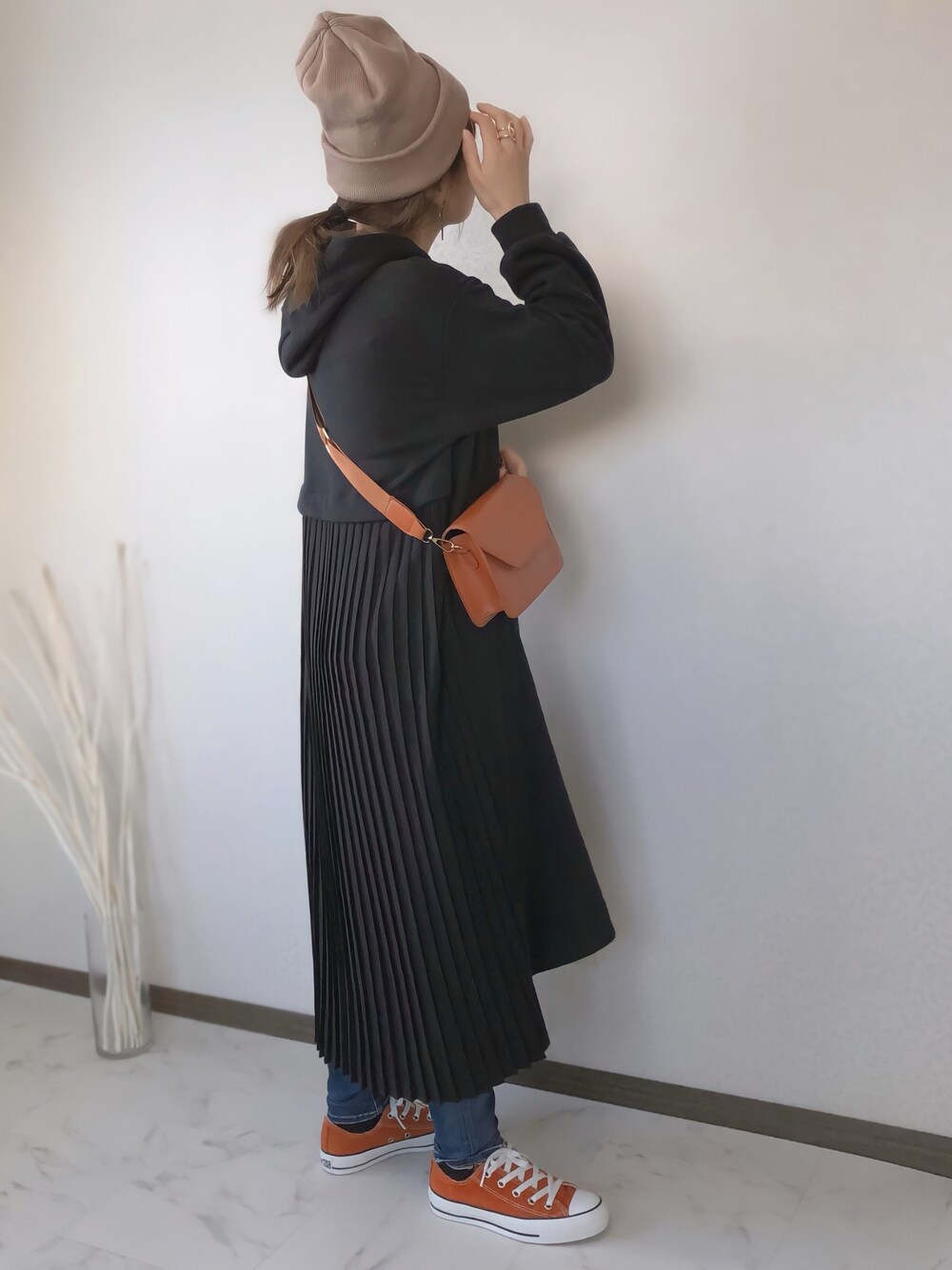 「リップスター、LIPSTAR、polcadot、ポルカドット、年末WEAR感謝祭、バックプリーツワンピース、コンバース、ニット帽、低身長コーデ、大人カジュアル」｜「LIPSTARのバックプリーツパーカーワンピース（ワンピース、ブラック系）」を使った、uaさん（レディース・153cm）の冬コーディネートの1枚目の写真