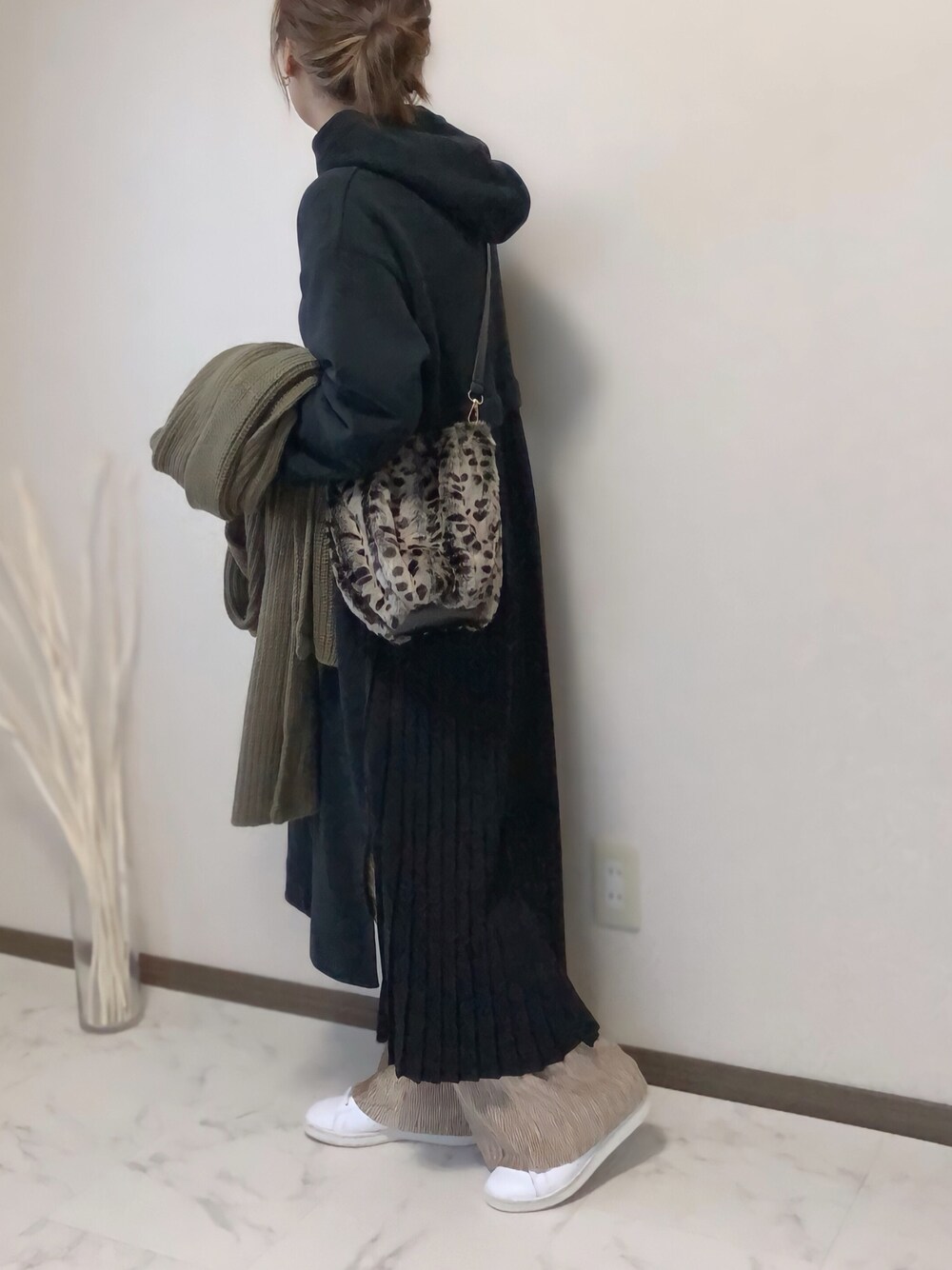 「リベリー、riberry、アンフィールド、UNFIELD、eversince、リップスター、LIPSTAR、バックプリーツ、年末WEAR感謝祭、ベロアパンツ」｜「LIPSTARのバックプリーツパーカーワンピース（ワンピース、ブラック系）」を使った、uaさん（レディース・153cm）の冬コーディネートの1枚目の写真