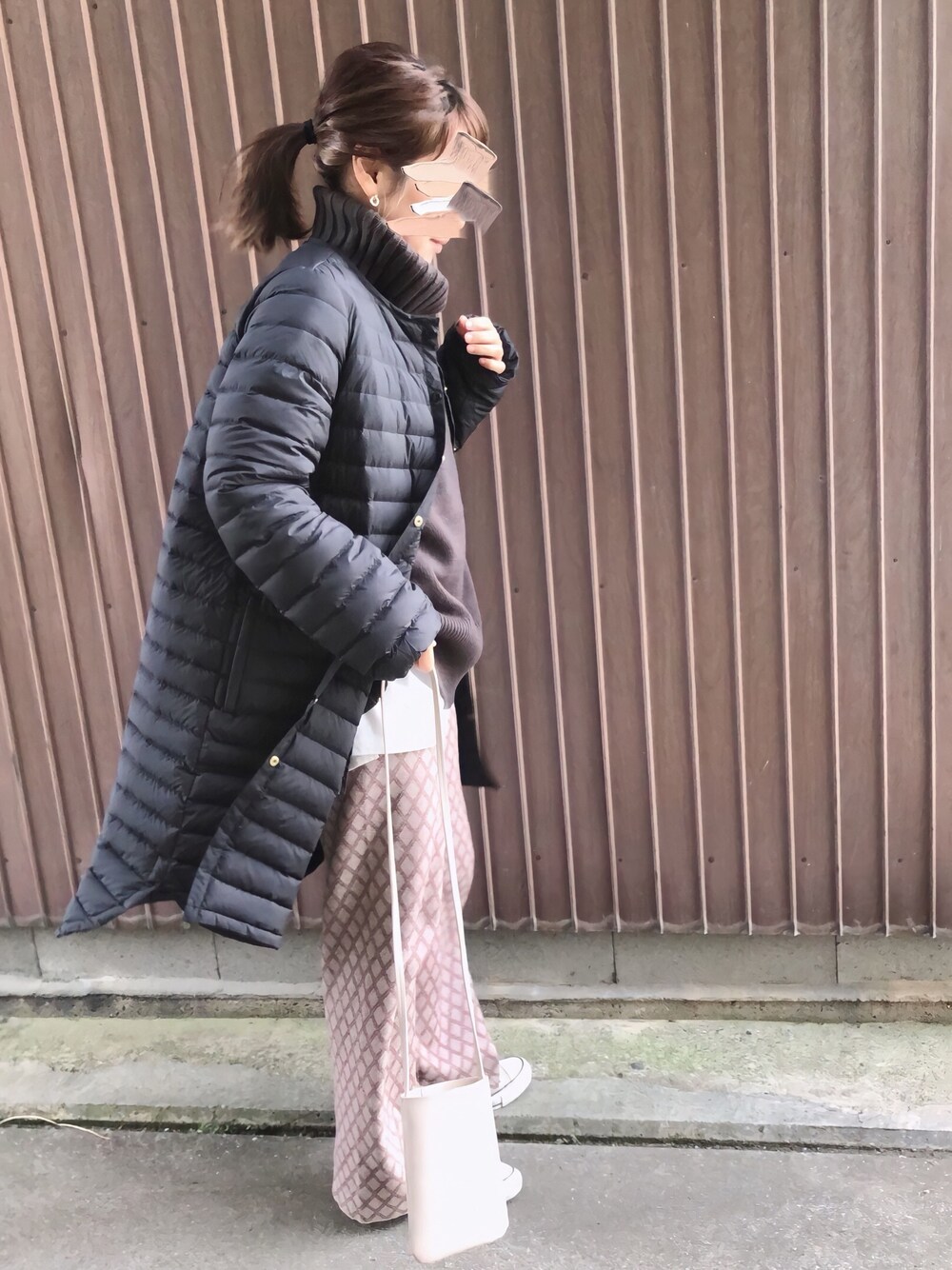 「Traditional Weatherwear、トラディショナルウェザーウエア、crie conforto、anqanq.、VACANCY、ヴァカンシー、apretro、ニットパンツ、タートルニット」｜「Traditional WeatherwearのARKLEY LONG DOWN PACKABLE（ダウンジャケット/コート、ブラック系）」を使った、uaさん（レディース・153cm）の冬コーディネートの1枚目の写真