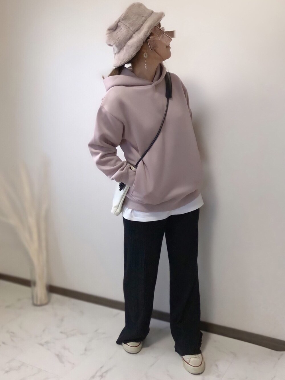 「サニーレーベル、Sonny　Label、polcadot、ポルカドット、Goldy、オトナカジュアル、パーカー、リブパンツ、arholiday、ファーハット」｜「URBAN RESEARCH Sonny Labelのポンチルーズパーカー2（Tシャツ/カットソー、ピンク系）」を使った、uaさん（レディース・153cm）の冬コーディネートの1枚目の写真