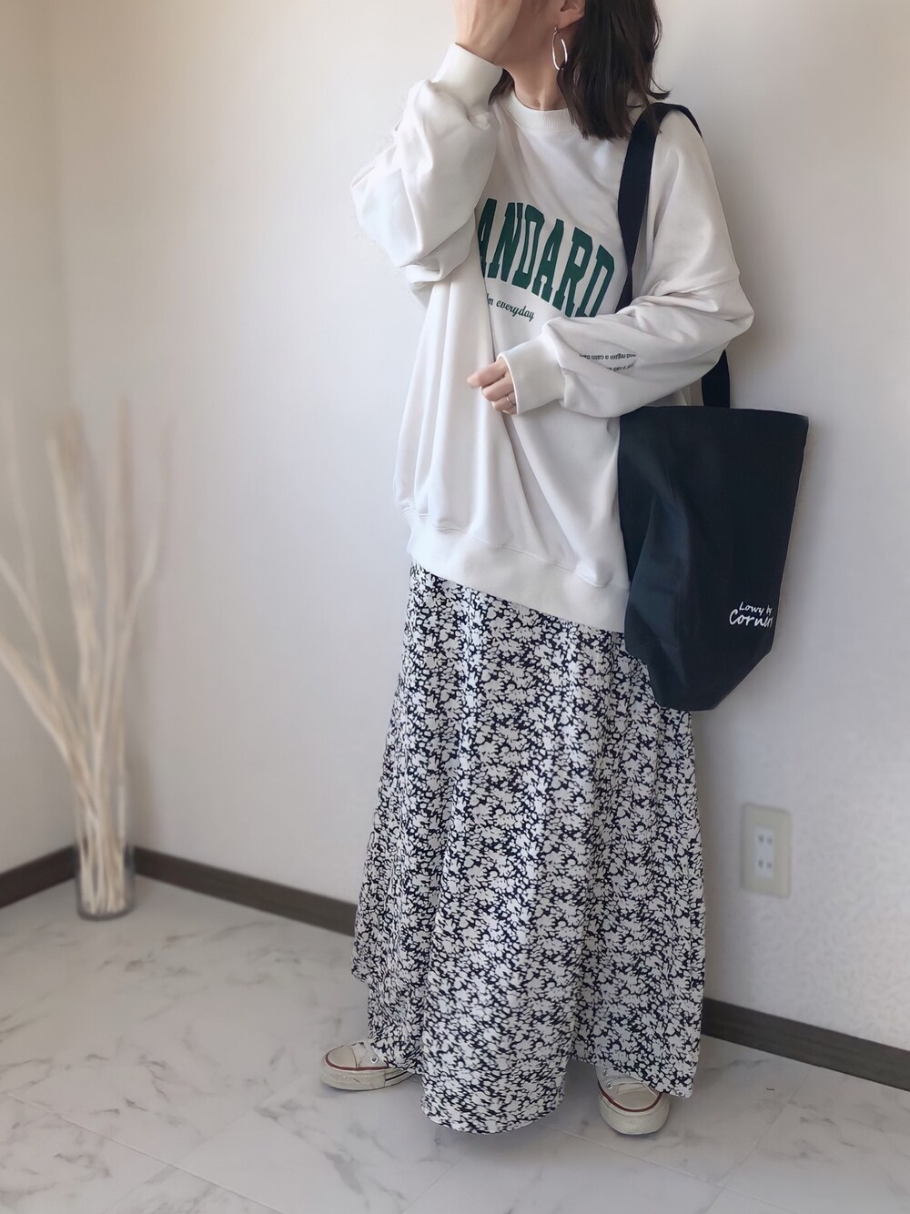 「コーナーズ、corners、corners_style、私の推しブランド、クリスプ、Crisp、春コーデ、スウェット、ロゴスウェット、花柄スカート」｜「CORNERSの【ZOZO限定】ロゴプリントキャンバスショルダートートバッグ（トートバッグ、ブラック系）」を使った、uaさん（レディース・153cm）の冬コーディネートの1枚目の写真
