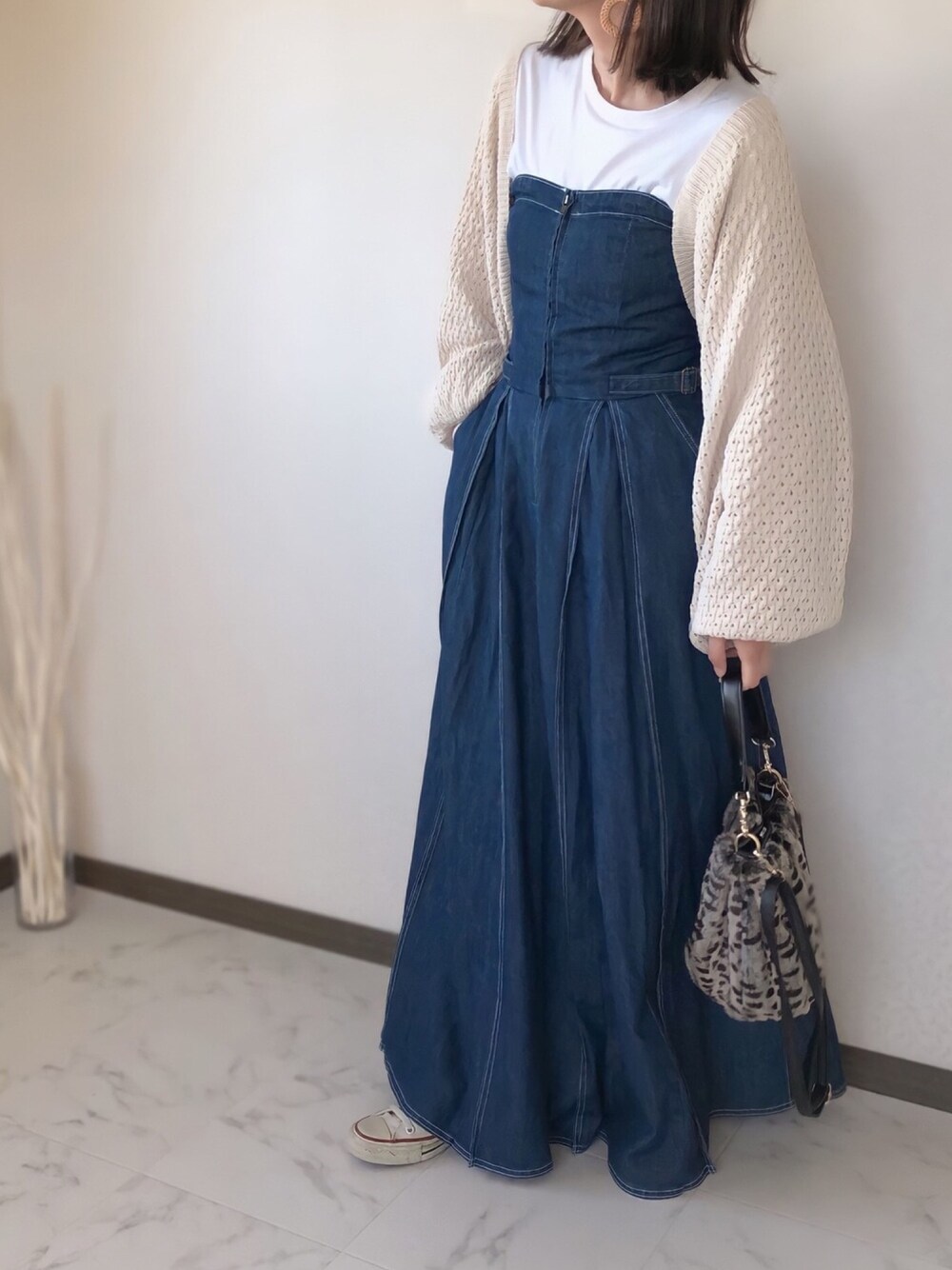 ブルー系のワンピース、ホワイト系のカーディガン/ボレロ、その他のショルダーバッグを着用したレディースの冬コーディネートの1枚目の写真