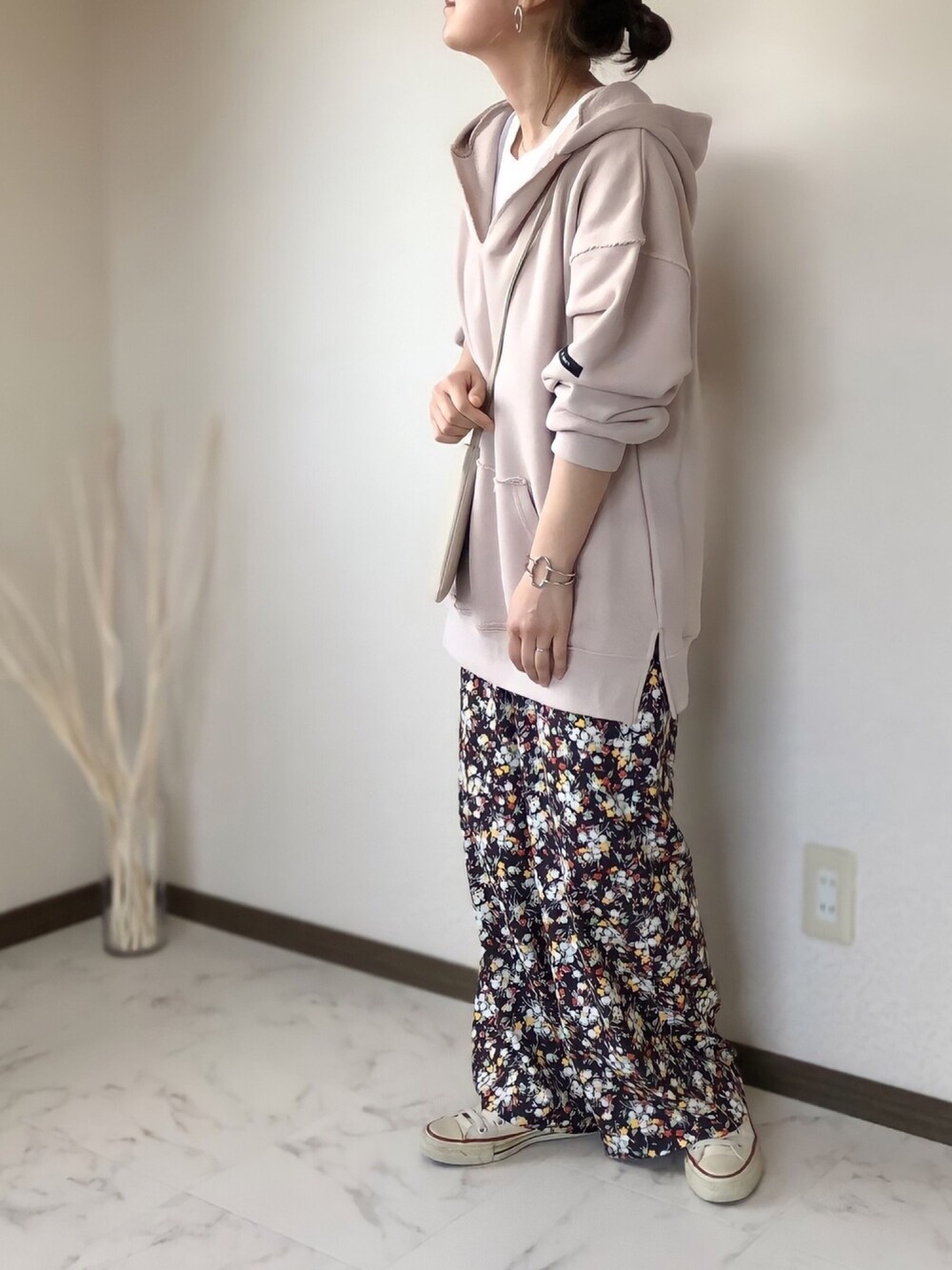 ブラック系のその他パンツ、ホワイト系のスニーカー、ピンク系のルームウェア/パジャマを着用したレディースの冬コーディネートの1枚目の写真