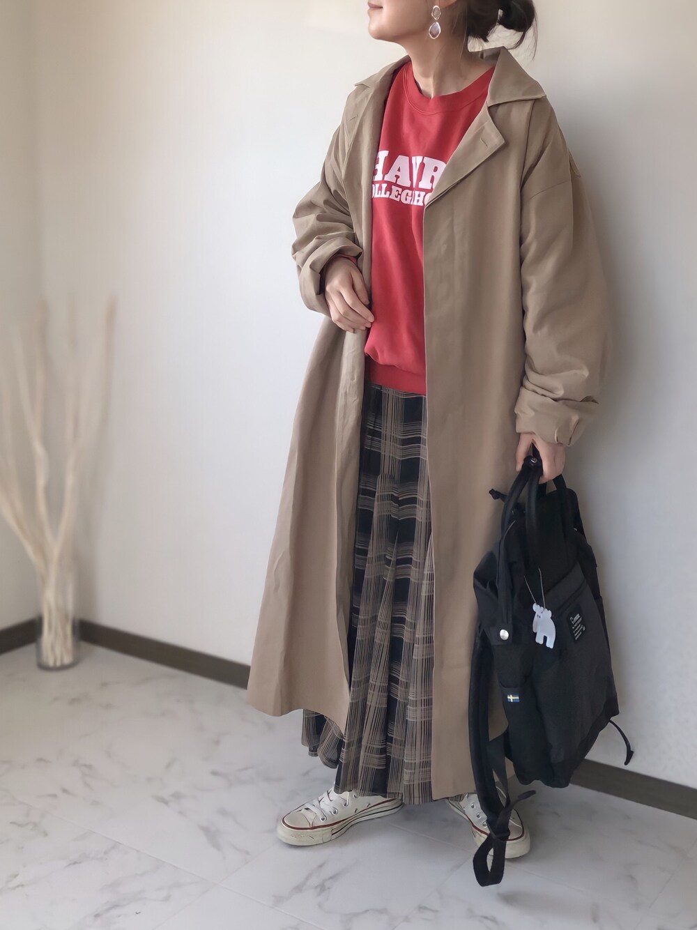 「リブラ、Libra、moz、春、春コーデ、オトナ女子、オーバーサイズ、ママコーデ、コンバース、ビッグシルエット」｜「Ungridのウォッシュロゴスウェット（スウェット、レッド系）」を使った、uaさん（レディース・153cm）の冬コーディネートの1枚目の写真