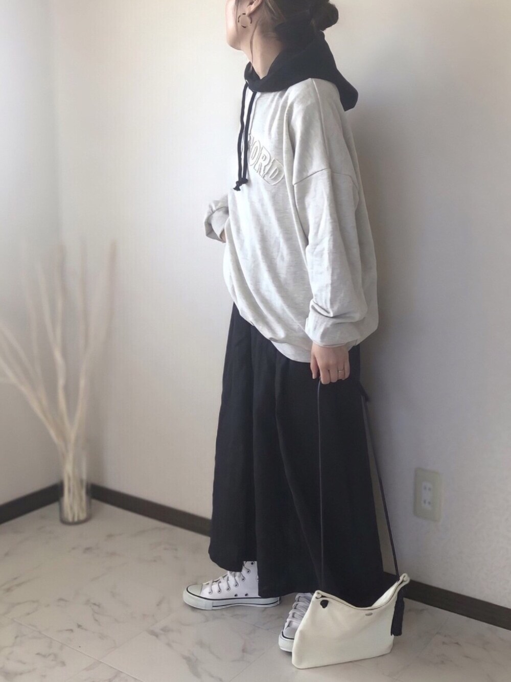 ベージュ系のスウェット、ブラック系のワンピース/ドレス、ベージュ系のショルダーバッグを着用したレディースの冬コーディネートの1枚目の写真