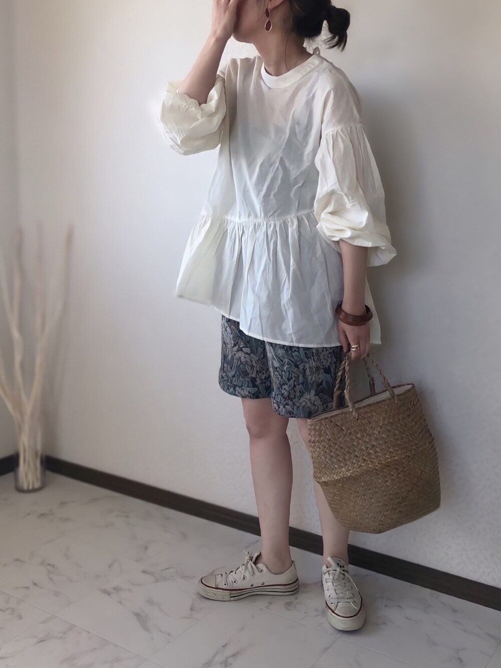 ブラック系のその他パンツ、ホワイト系のシャツ/ブラウス、ベージュ系のかごバッグを着用したレディースの春コーディネートの1枚目の写真