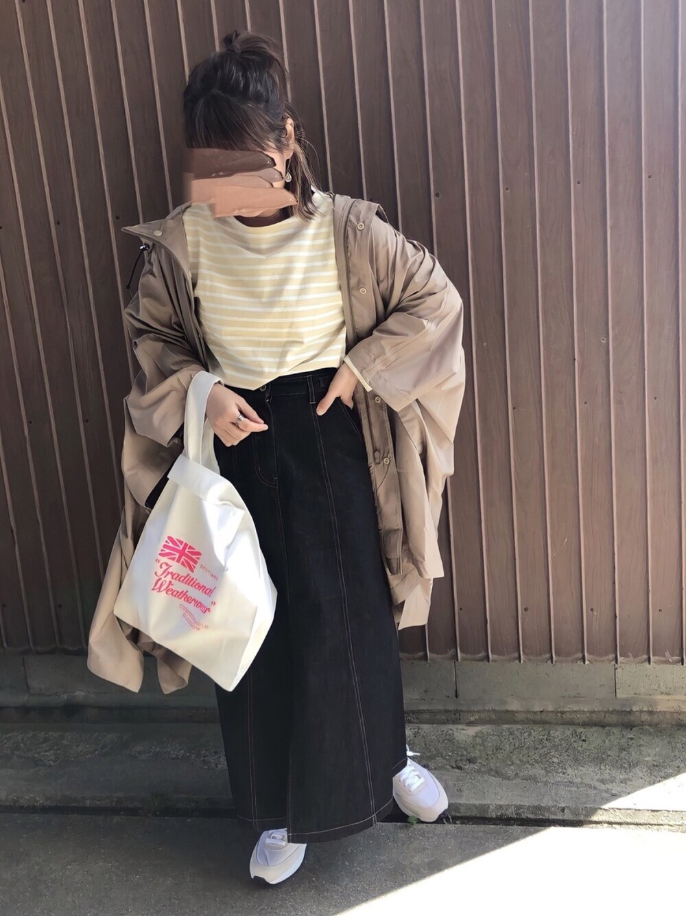 イエロー系のTシャツ/カットソー、ベージュ系のその他アウター、ブラック系のデニムスカートを着用したレディースの春コーディネートの1枚目の写真