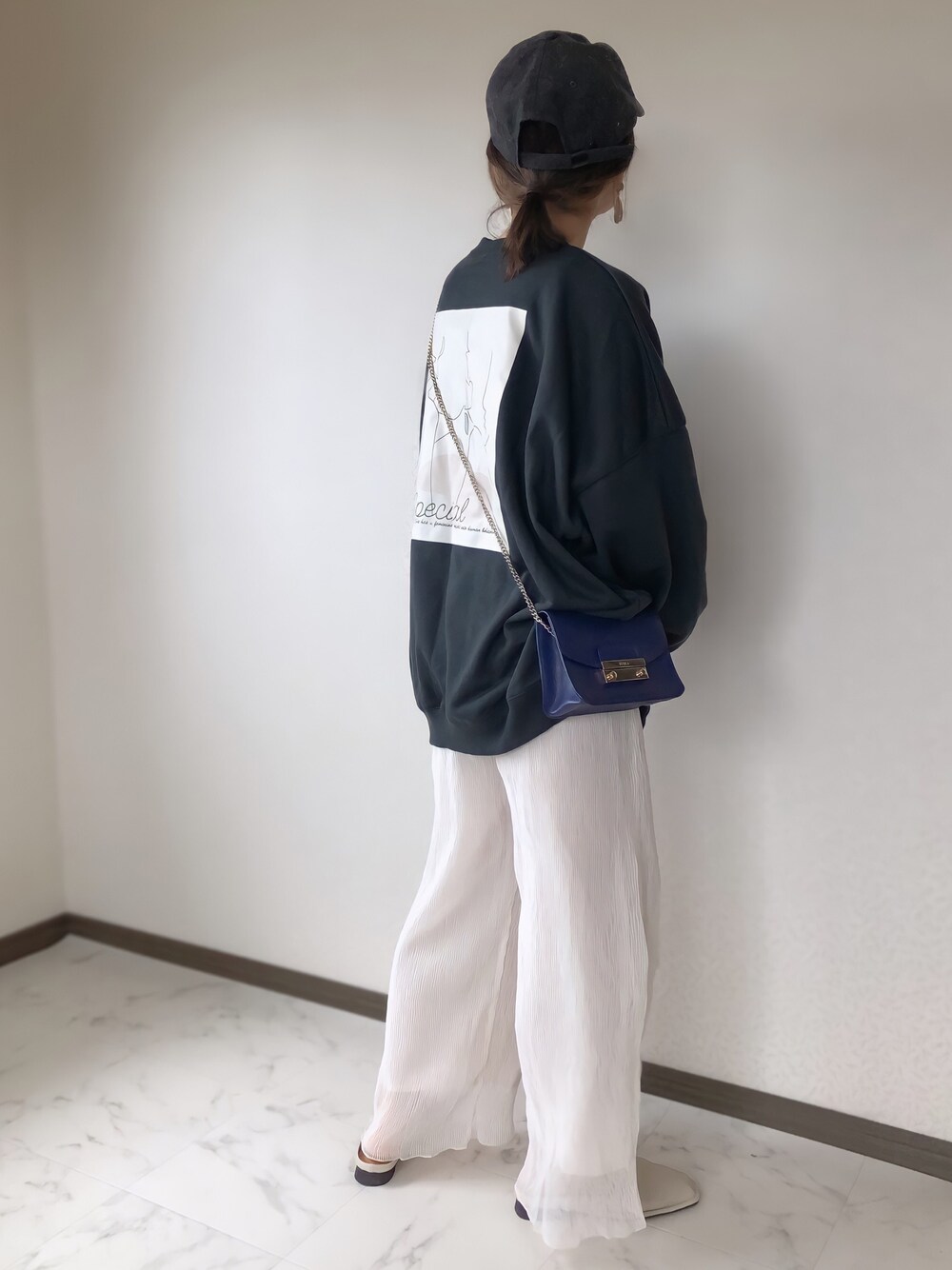 「リベリー、riberry、クリスプ、Crisp、シアーパンツ、春めきシューズ、春コーデ、バックプリント、スウェット」｜「RiberryのSpecial 刺繍&プリント BIGトレーナー（スウェット、ブラック系）」を使った、uaさん（レディース・153cm）の春コーディネートの1枚目の写真