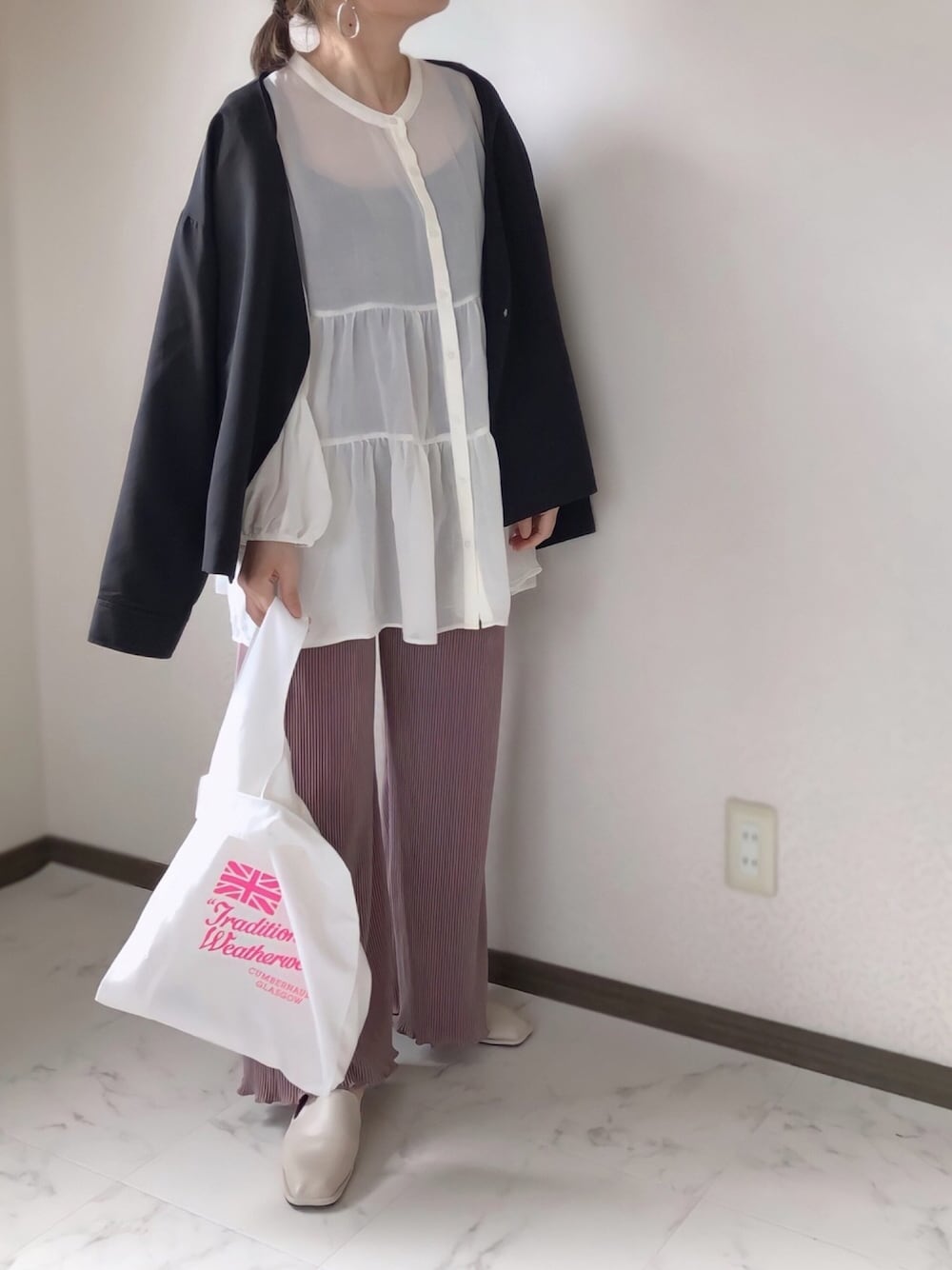 「アプレトロ、apretro、春めきシューズ、BONLECILL、Traditional Weatherwear、春コーデ、reca、プリーツパンツ、ティアードブラウス、春色」｜「ap retroのノーカラーオーバージャケット【ZOZOTOWN限定商品】（ノーカラージャケット、ブラック系）」を使った、uaさん（レディース・153cm）の春コーディネートの1枚目の写真