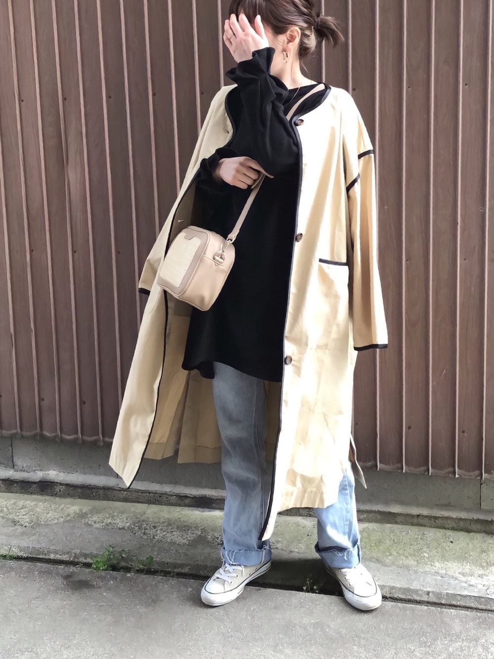 「reca、レカ(reca)、arholiday、コーナーズ、corners、春めきシューズ、Crisp、春コーデ、スニーカーコーデ、スクエアバッグ」｜「recaの【ZOZOTOWN限定】 タックスリーブフレアカットソー（Tシャツ/カットソー、ブラック系）」を使った、uaさん（レディース・153cm）の春コーディネートの1枚目の写真