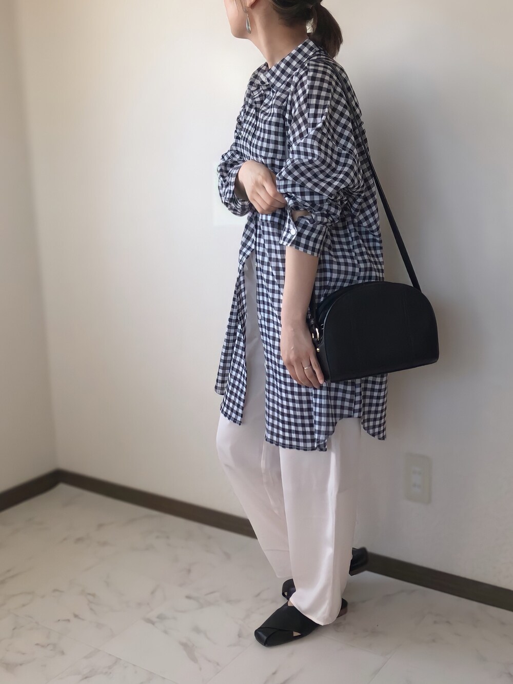 「BONLECILL、ボンルシール、サテンパンツ、ワイドパンツ、リップスター、LIPSTAR、ギンカムチェックシャツ、チェックシャツ、大人カジュアル、春コーデ」｜「LIPSTARの【WEB別注サイズあり】サキゾメギンガムチェックシアーシャツ（シャツ/ブラウス、ブラック系）」を使った、uaさん（レディース・153cm）の春コーディネートの1枚目の写真