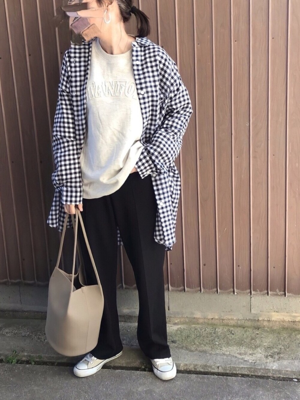 「リップスター、LIPSTAR、キンガムチェック、シアーシャツ、春めきシューズ、春コーデ、アンティローザホリデー、arholiday、低身長コーデ、コンバース」｜「Auntie Rosa Holidayの【Holiday】◆2021.SS◆エンボスプリントルーズスエット（スウェット、ベージュ系）」を使った、uaさん（レディース・153cm）の春コーディネートの1枚目の写真