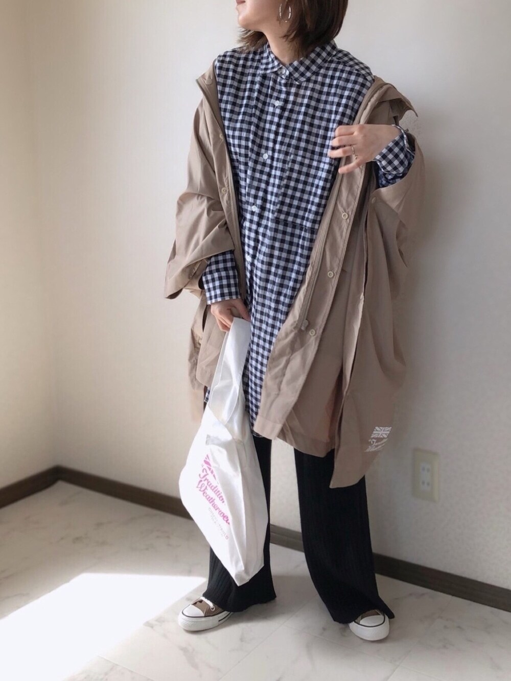 「Traditional Weatherwear、トラディショナルウェザーウエア、リップスター、LIPSTAR、休日スタイル、春コーデ、シアーシャツ、ラクチンコーデ、ギンガムチェック」｜「LIPSTARの【WEB別注サイズあり】サキゾメギンガムチェックシアーシャツ（シャツ/ブラウス、ブラック系）」を使った、uaさん（レディース・153cm）の春コーディネートの1枚目の写真