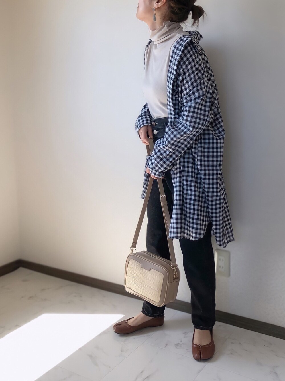 「リップスター、LIPSTAR、きくりふく、kicuri、corners、コーナーズ、春コーデ、チェックシャツ、カジュアルコーデ、大人女子」｜「LIPSTARの【WEB別注サイズあり】サキゾメギンガムチェックシアーシャツ（シャツ/ブラウス、ブラック系）」を使った、uaさん（レディース・153cm）の春コーディネートの1枚目の写真