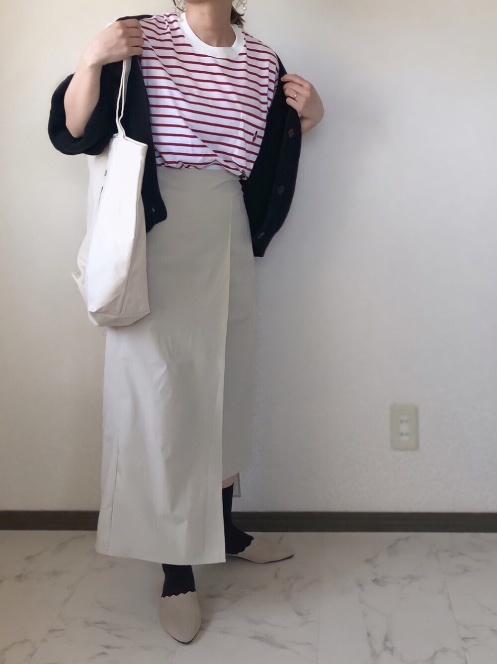 「MACKINTOSH PHILOSOPHY、マッキントッシュ フィロソフィー、センスオブプレイス、SENSEOFPLACE、arholiday、ボーダートップス、カーディガン、春コーデ、大人女子、Goldy」｜「MACKINTOSH PHILOSOPHYの【BUCKINGHAM BEAR】クルーネックロングスリーブ（Tシャツ/カットソー、レッド系）」を使った、uaさん（レディース・153cm）の春コーディネートの1枚目の写真