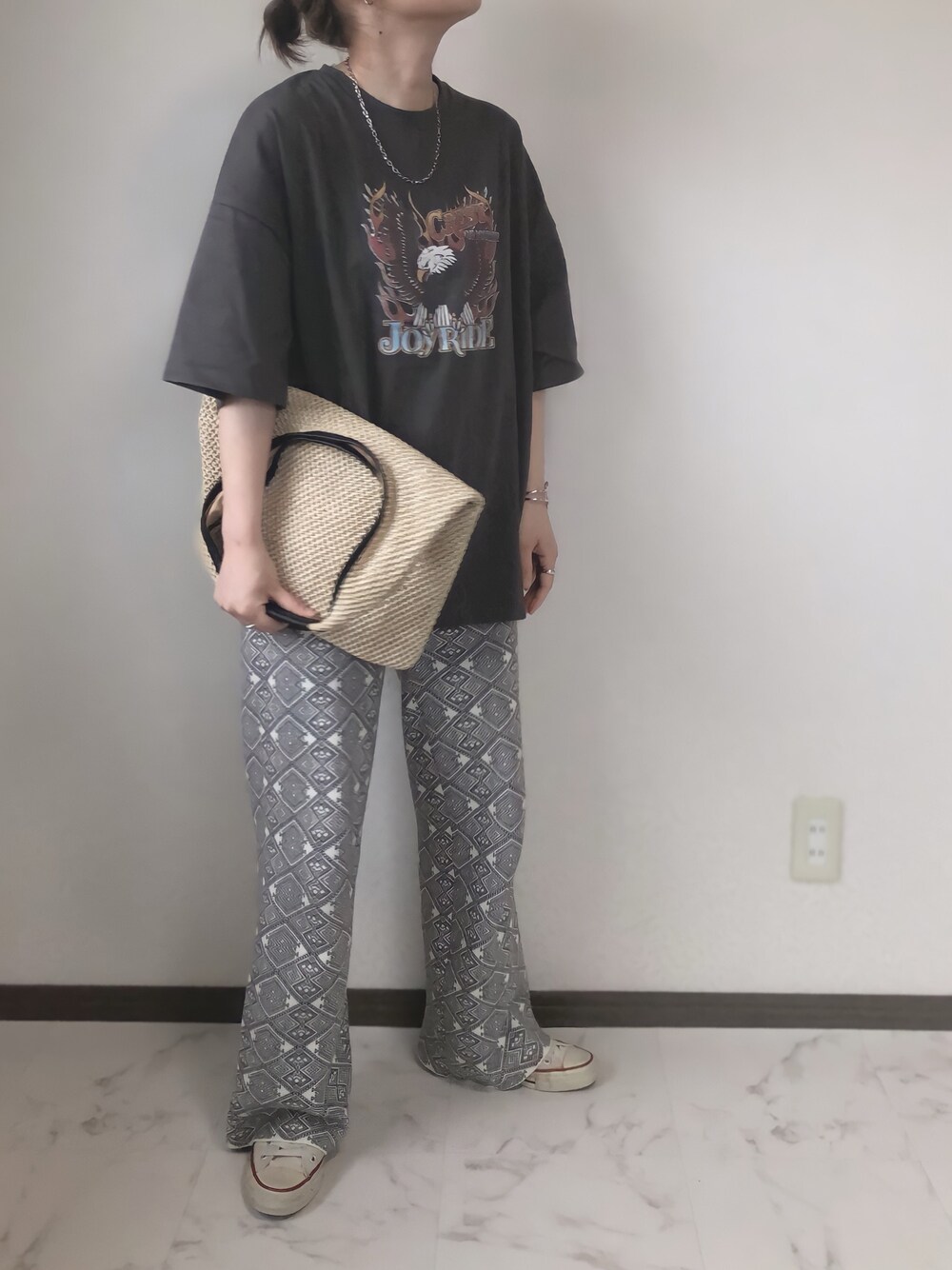 ベージュ系のその他パンツ、ブラック系のTシャツ/カットソー、ベージュ系のショルダーバッグを着用したレディースの春コーディネートの1枚目の写真