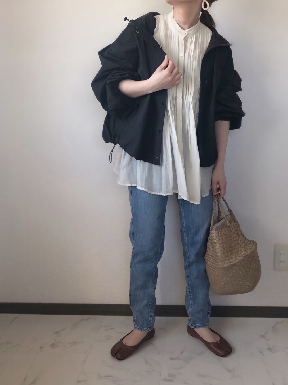「アプレトロ、apretro、サムシング、something_jean、リブラ、Libra、マウンテンパーカー、デニムコーデ、春コーデ、オトナ女子」｜「ap retroのボリュームスリーブマウンテンパーカー【ZOZO限定アイテム】（マウンテンパーカー、ブラック系）」を使った、uaさん（レディース・153cm）の春コーディネートの1枚目の写真