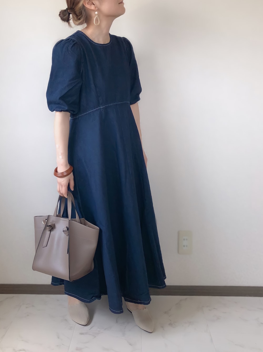 「nostalgia、ノスタルジア、デニムワンピース、ロングワンピース、大人女子、大人可愛い、arholiday、アンティローザホリデー、Goldy、夏コーデ」｜「&. NOSTALGIAのデニムステッチワンピース（ワンピース、ブルー系）」を使った、uaさん（レディース・153cm）の春コーディネートの1枚目の写真