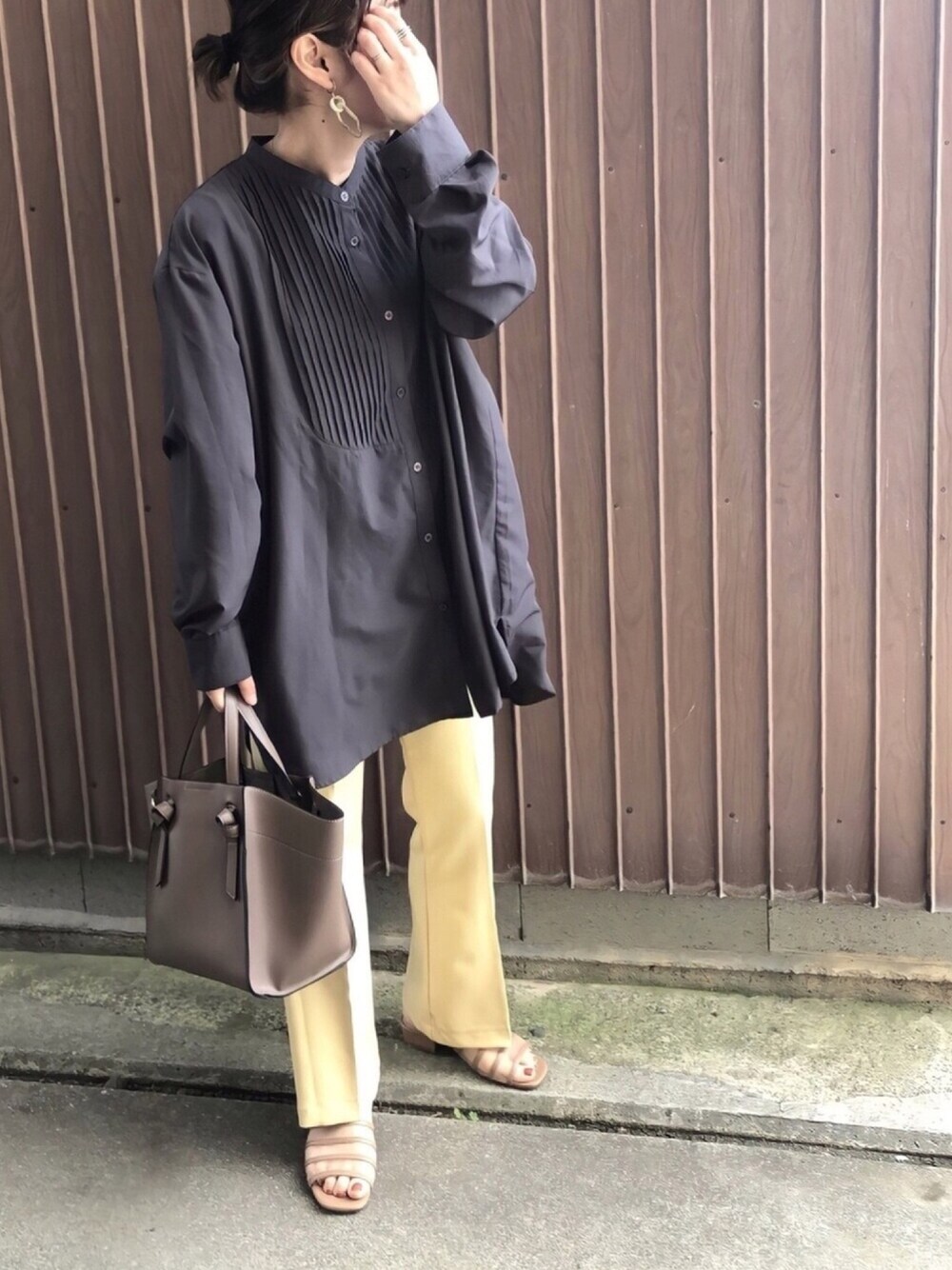 「SPINNS、スピンズ、シェリーアイランド、Shellyisland、ノスタルジア、nostalgia、byあしながおじさん、痛くならない靴、あしながおじさんの靴」｜「Shelly islandのピンタックバンドカラーシャツ【Shelly island】（シャツ/ブラウス、グレー系）」を使った、uaさん（レディース・153cm）の春コーディネートの1枚目の写真