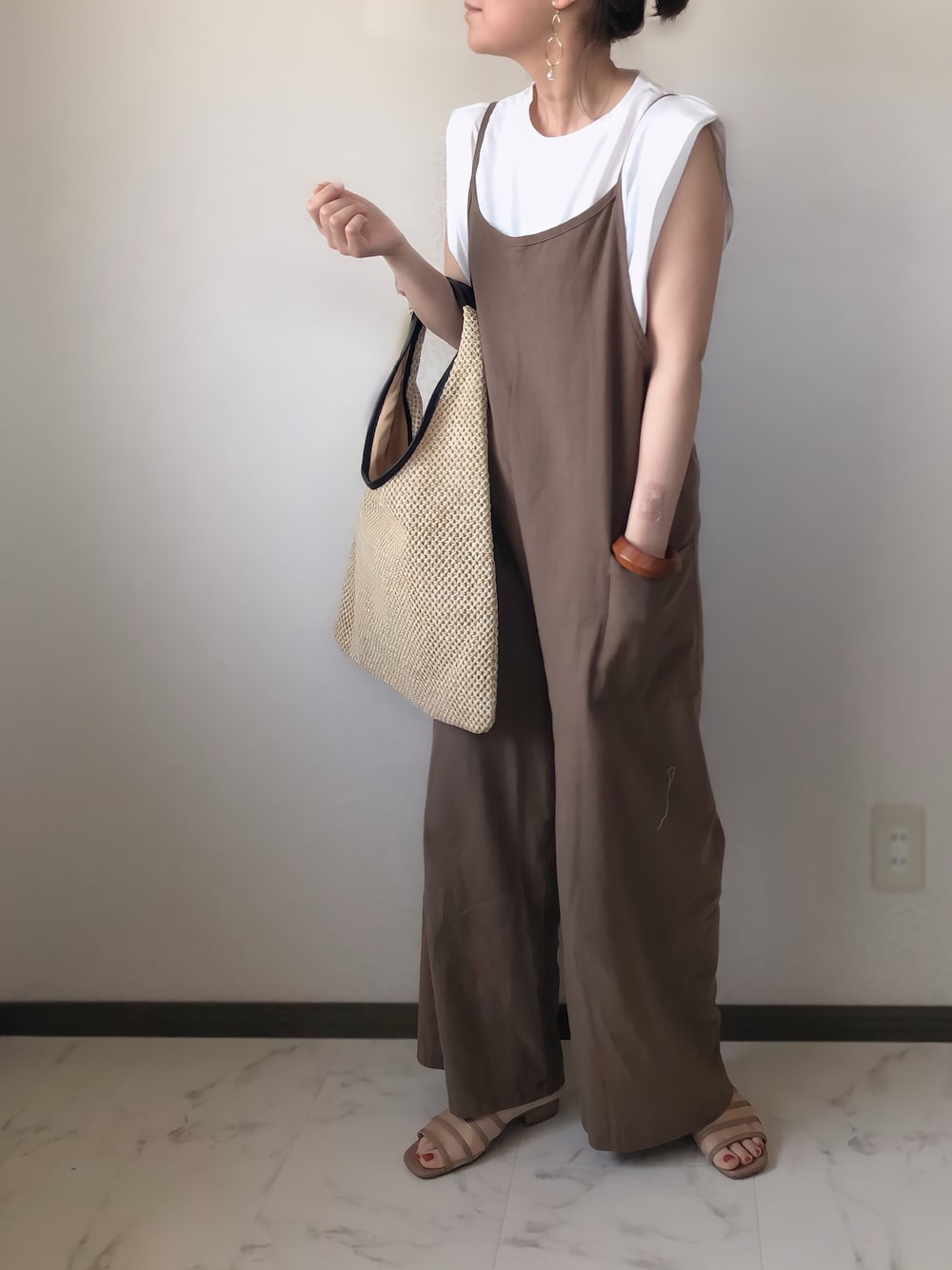 「オトナカジュアル、アプレトロ、apretro、夏コーデ、シェリーアイランド、Shellyisland、コーナーズ、corners、byあしながおじさん、あしながおじさんの靴」｜「ap retroのシンプル無地Tシャツ/肩タック1分袖プルオーバー【ZOZO限定アイテム】（Tシャツ/カットソー、ホワイト系）」を使った、uaさん（レディース・153cm）の春コーディネートの1枚目の写真