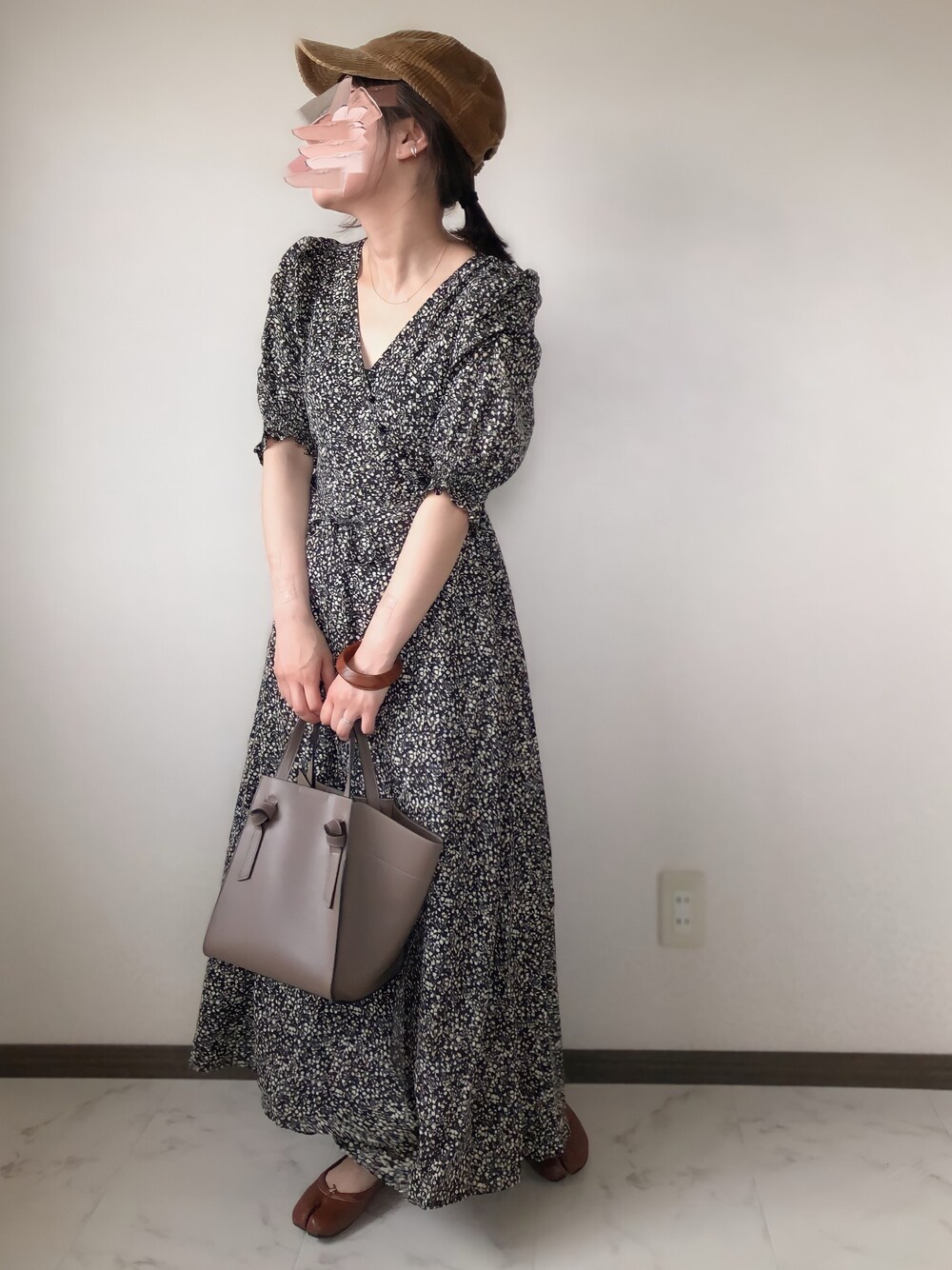 「アプレトロ、apretro、ノスタルジア、nostalgia、キャップ女子、花柄ワンピース、足袋バレエ、夏コーデ、休日コーデ」｜「ap retroのカシュクールボタンデザインワンピース【ZOZO限定アイテム】（ワンピース、ブラック系）」を使った、uaさん（レディース・153cm）の春コーディネートの1枚目の写真