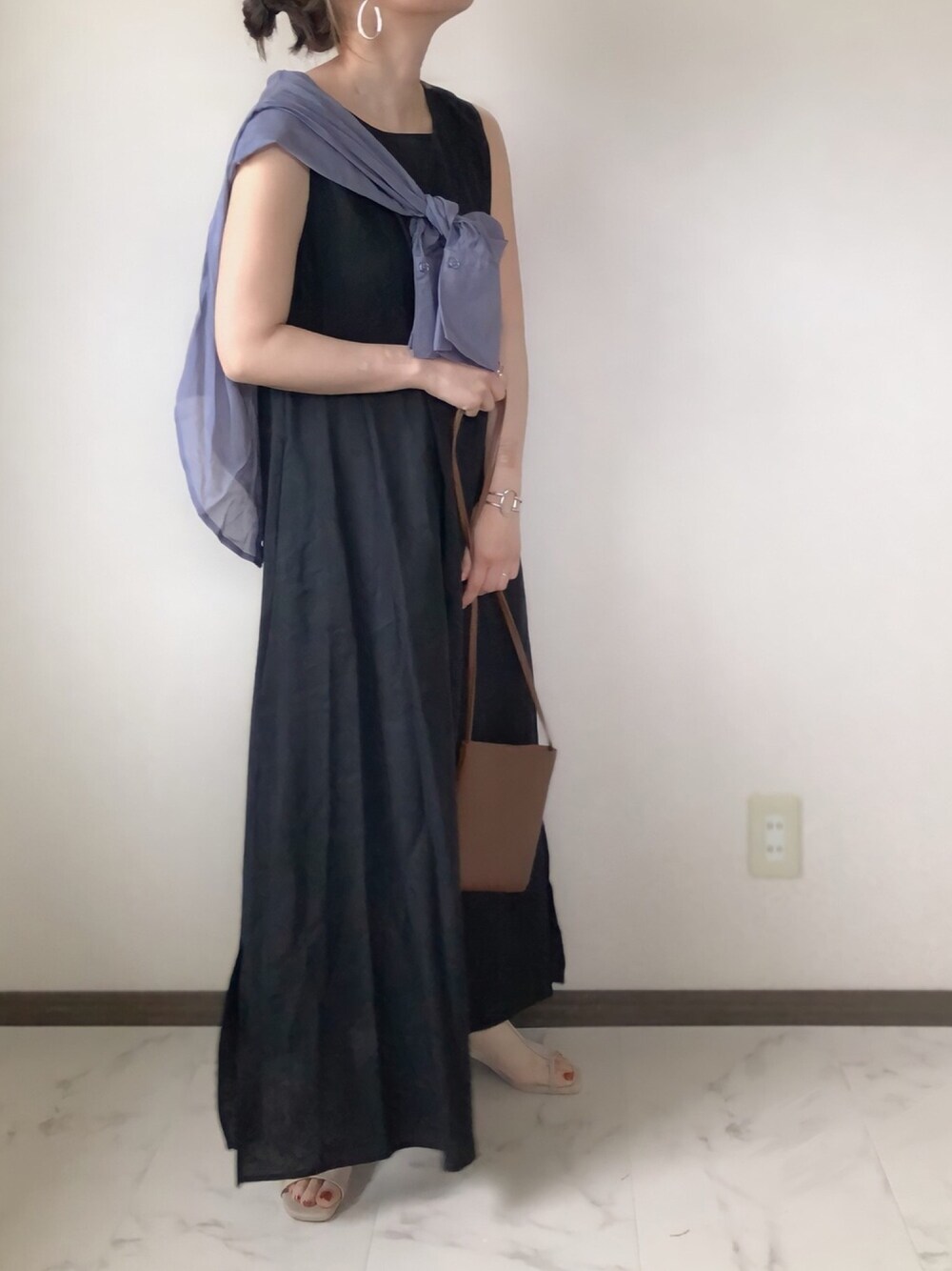 ブラック系のワンピース、ブルー系のシャツ/ブラウス、ベージュ系のサンダルを着用したレディースの春コーディネートの1枚目の写真