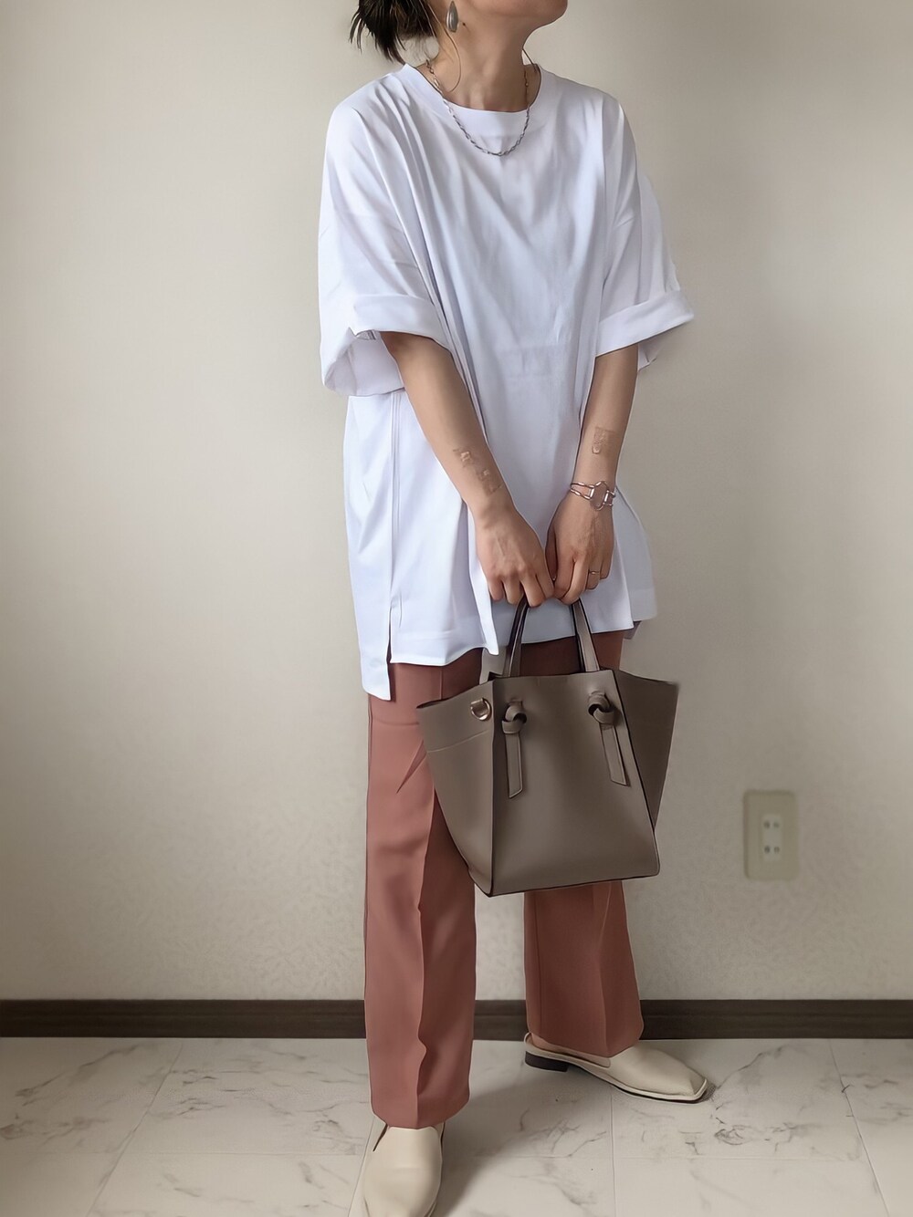 「coen、coen21ss、これが私をアゲる服、オトナカジュアル、休日スタイル、夏コーデ、ノスタルジア、nostalgia、ビッグT、カラーパンツ」｜「coen by SIZUのcoen by SIZU ユニセックスビッグTシャツ（Tシャツ/カットソー、ホワイト系）」を使った、uaさん（レディース・153cm）の春コーディネートの1枚目の写真