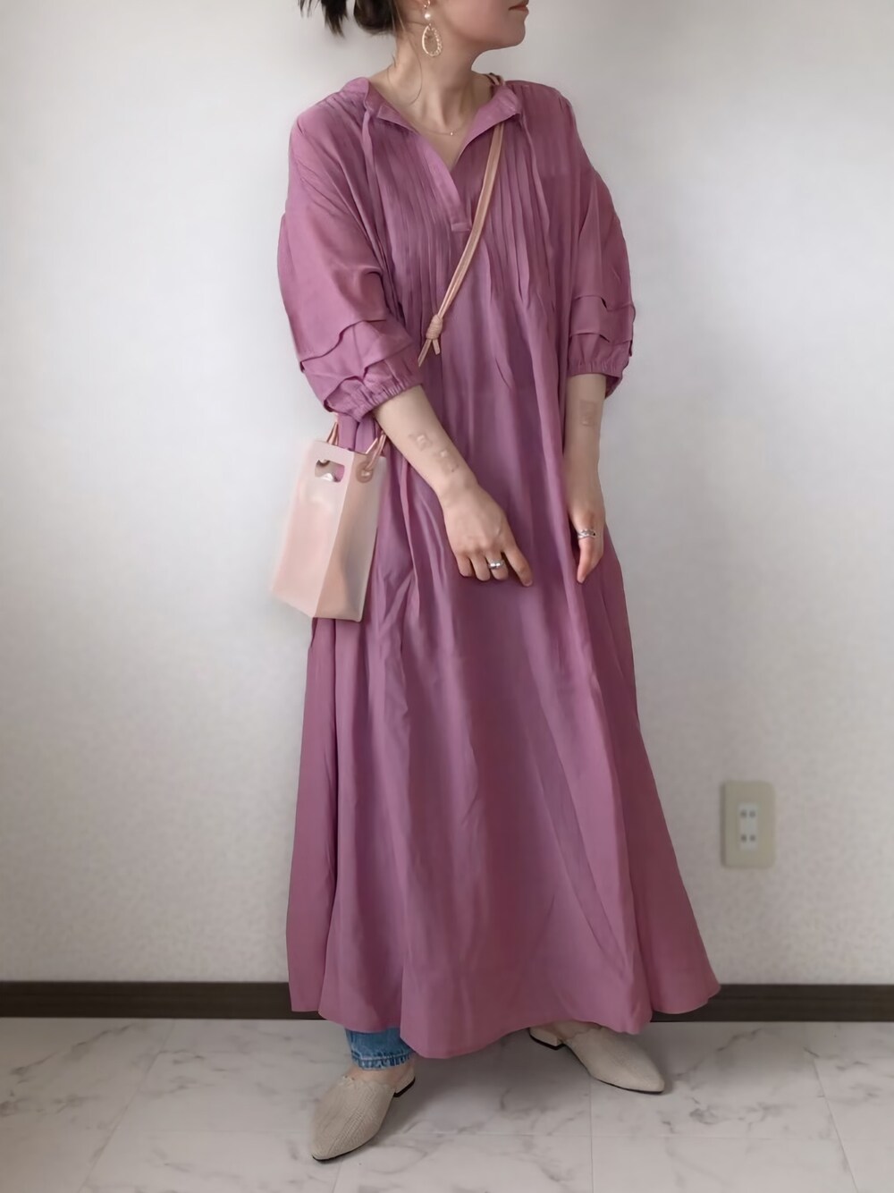 パープル系のワンピース、ピンク系のショルダーバッグ、ベージュ系のサンダルを着用したレディースの春コーディネートの1枚目の写真