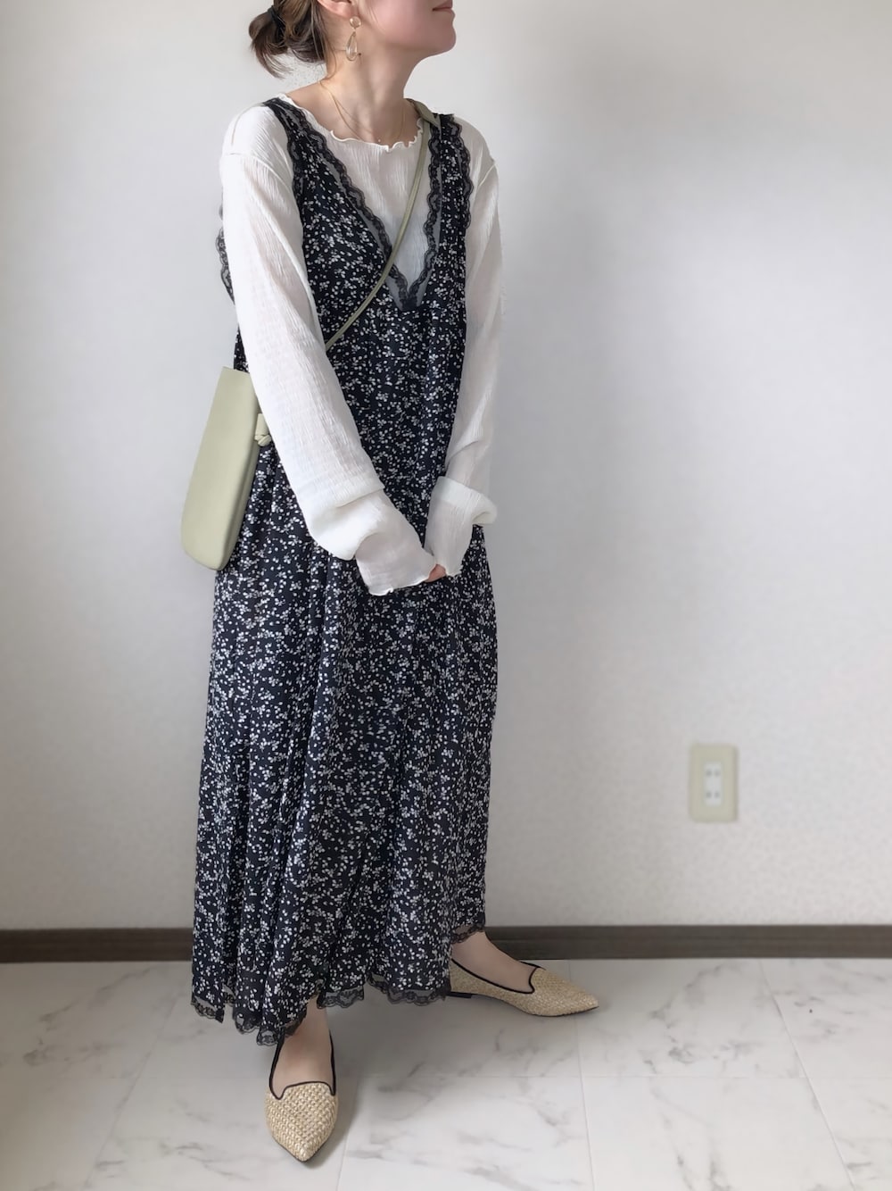 「クリスプ、Crisp yours、Crisp、これが私をアゲる服、花柄ワンピース、Mnort、arholiday、シアートップス、春コーデ、初夏コーデ」｜「Crisp yoursの【WEB限定】Vネックフラワーワンピース（ワンピース、ブラック系）」を使った、uaさん（レディース・153cm）の春コーディネートの1枚目の写真