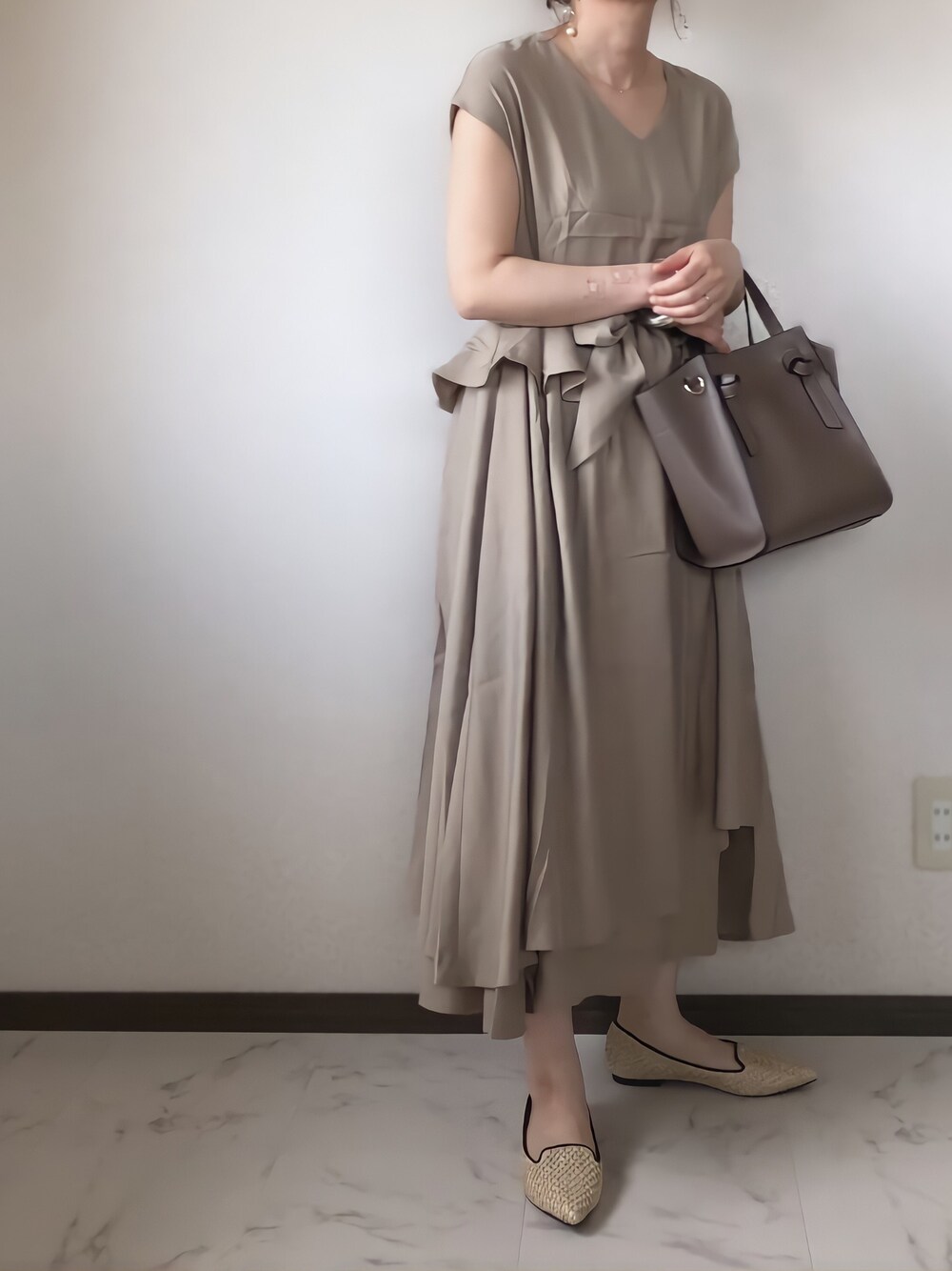 「これが私をアゲる服、休日コーデ、kicuri、きくりふく、大人女子、大人コーデ、おしゃれさんと繋がりたい、ノスタルジア、nostalgia」｜「kicuriの【低身長向け】スタイルアップの秘訣が盛り沢山！ペプラムワンピース（ワンピース、ベージュ系）」を使った、uaさん（レディース・153cm）の春コーディネートの1枚目の写真