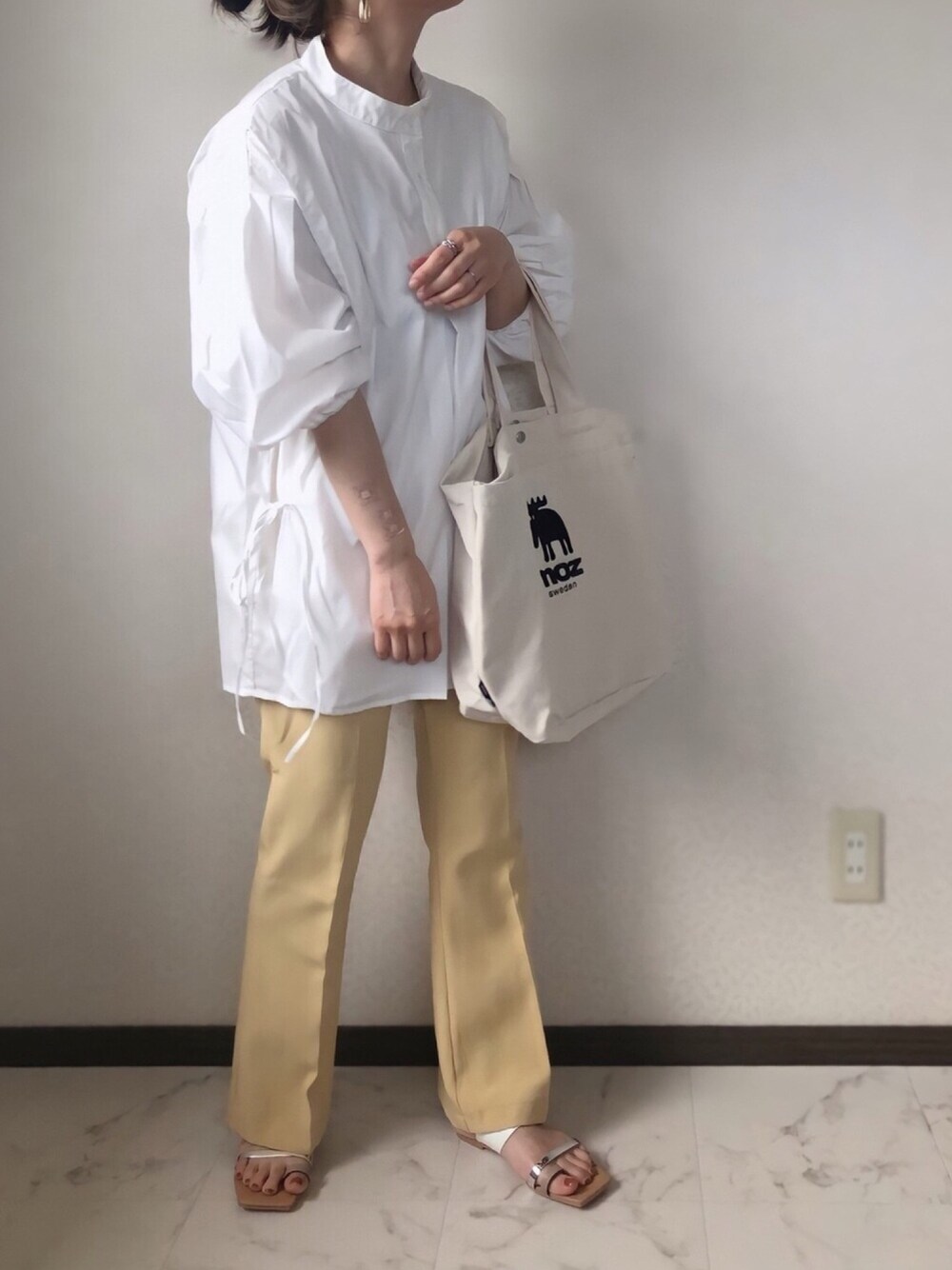 「これが私をアゲる服、アンブルネージュ、AmbreNeige、スピンズ、SPINNS、カラーパンツ、休日スタイル、大人カジュアル、初夏コーデ、低身長」｜「SPINNSの【ヒルナンデス!紹介商品】【14 color】美脚センタープレスカラーフレアスラックスパンツ（スラックス、イエロー系）」を使った、uaさん（レディース・153cm）の春コーディネートの1枚目の写真