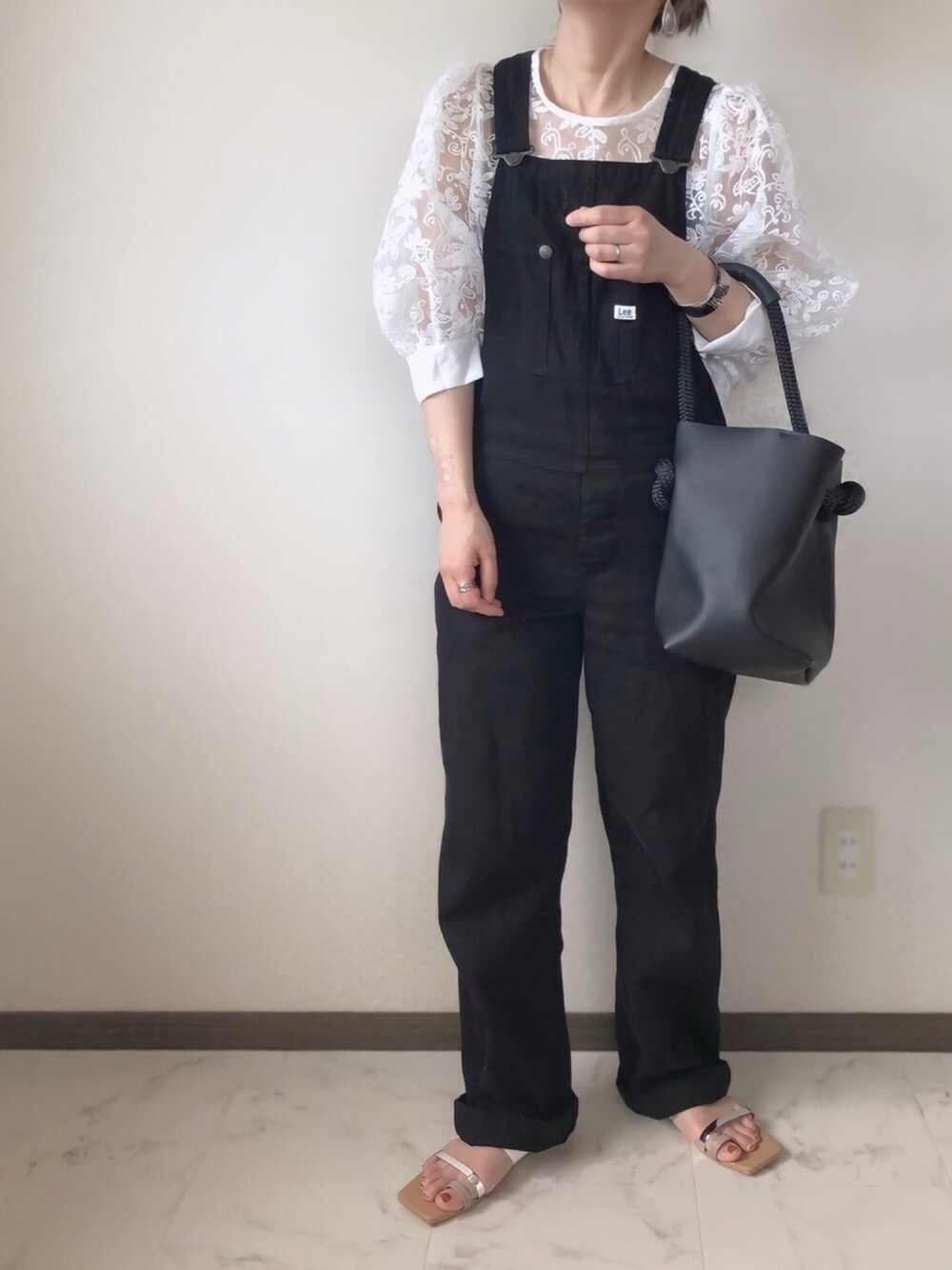 「アンブルネージュ、AmbreNeige、これが私をアゲる服、初夏コーデ、LEE、サロペット、オーバーオール、vivian 、vivian公式アンバサダー」｜「LeeのLee/リー【定番人気＆ベストセラー】DUNGAREES オーバーオール（サロペット/オーバーオール、ブラック系）」を使った、uaさん（レディース・153cm）の春コーディネートの1枚目の写真