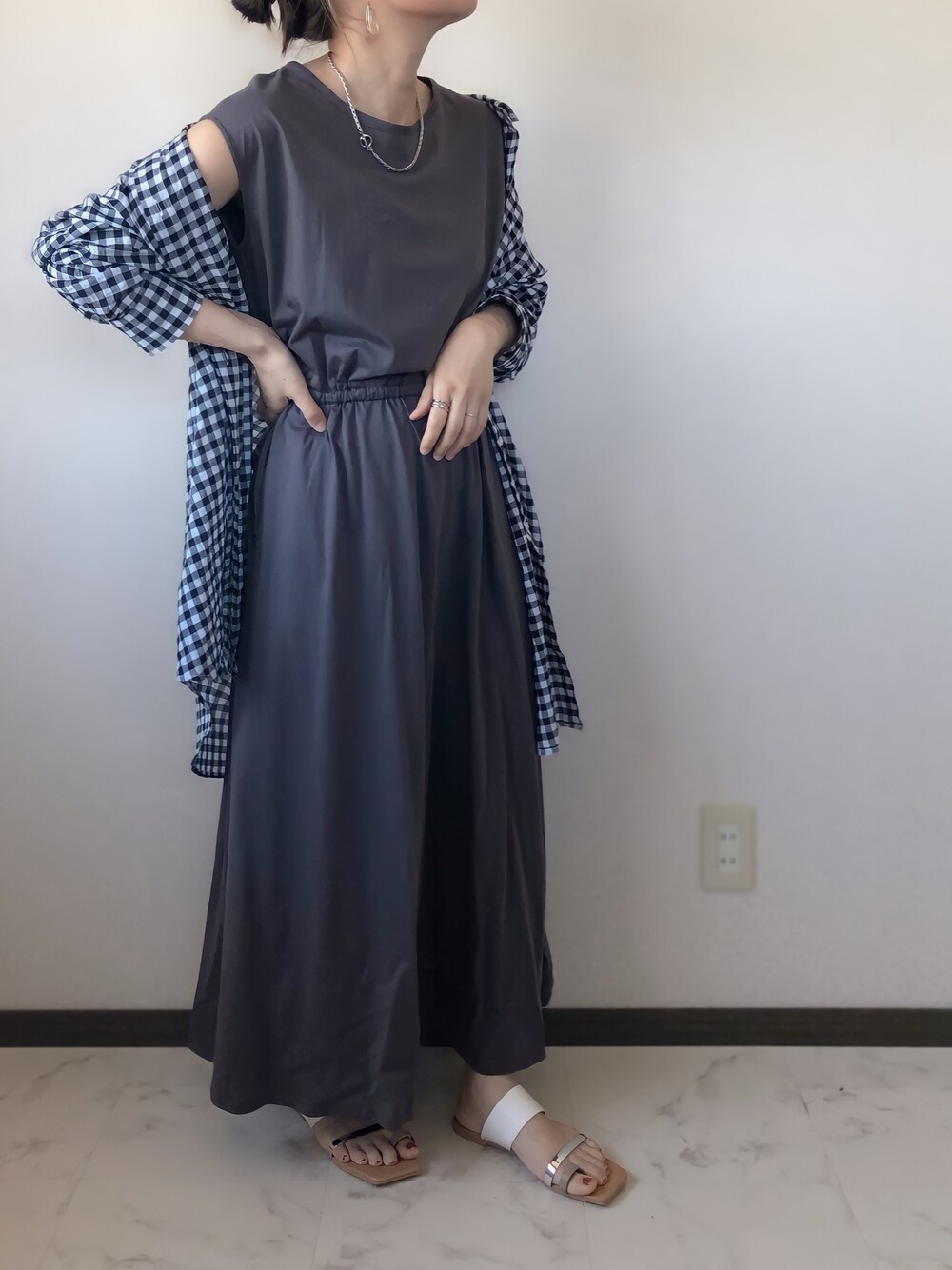 「これが私をアゲる服、初夏コーデ、リップスター、LIPSTAR、URBAN RESEARCH ROSSO、ROSSO、vivian 、vivian公式アンバサダー、ギンガムチェック、マキシワンピ」｜「URBAN RESEARCH ROSSOの【WEB限定】ウエストギャザーカットワンピース（ワンピース、グレー系）」を使った、uaさん（レディース・153cm）の春コーディネートの1枚目の写真