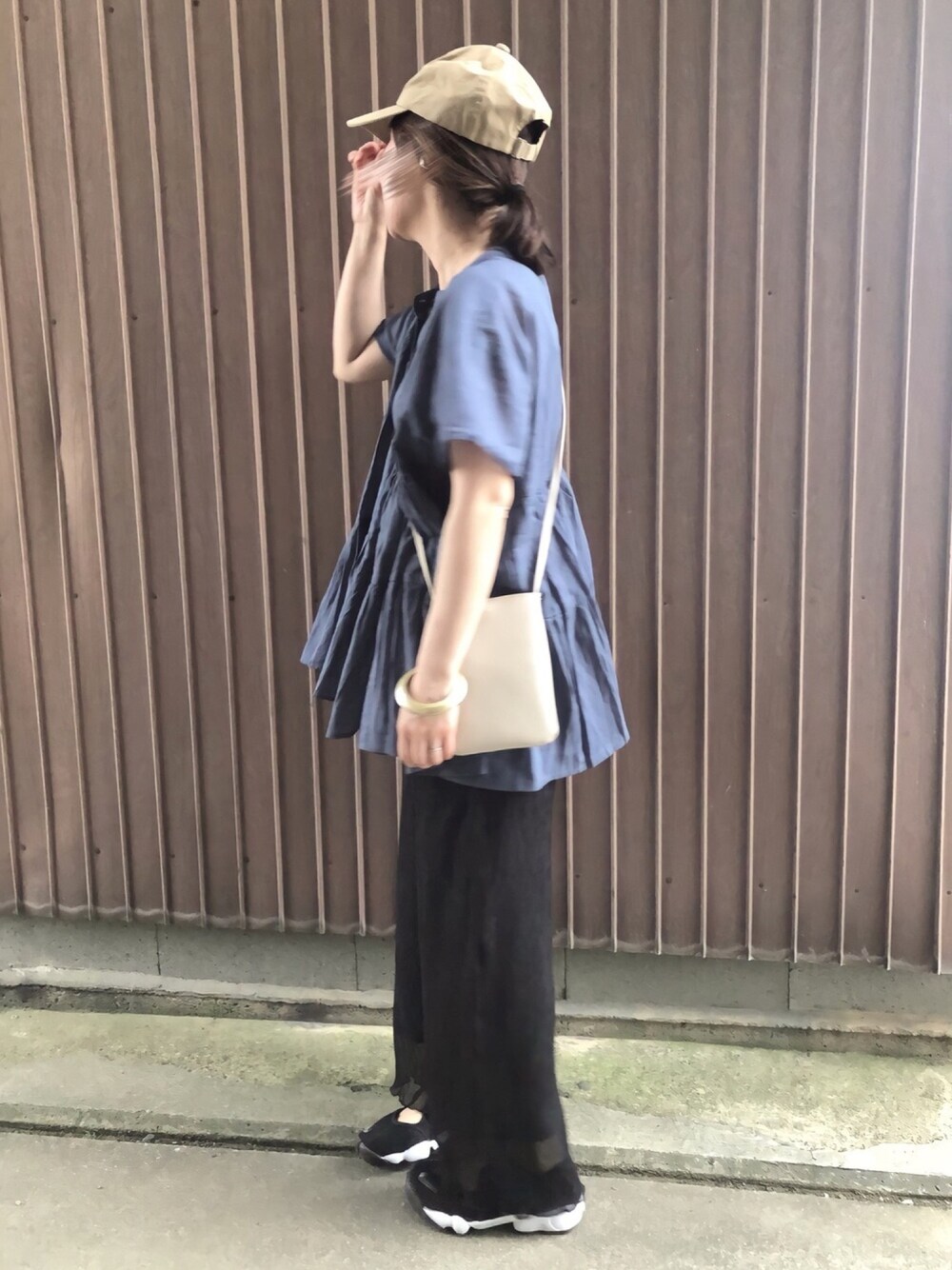 ブルー系のシャツ/ブラウス、ブラック系のその他パンツ、ブラック系のスニーカーを着用したレディースの夏コーディネートの1枚目の写真